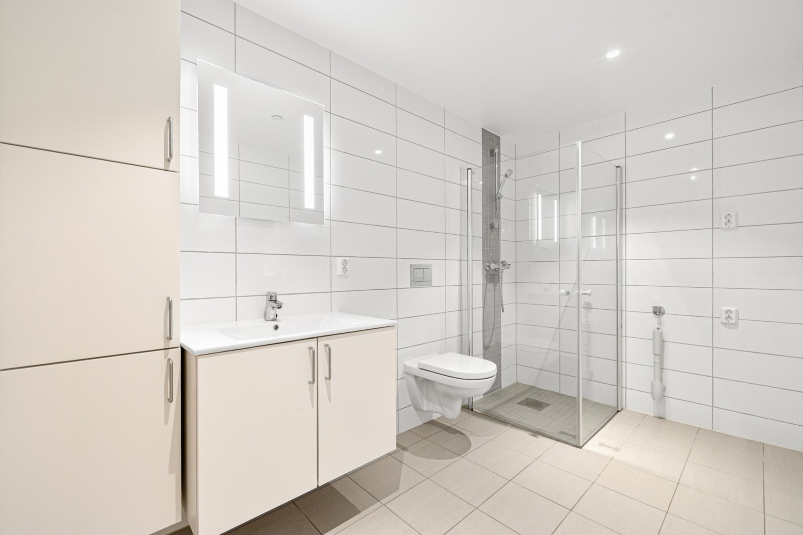 Lyst og helfliset baderom med gulvvarme. Galleribilde