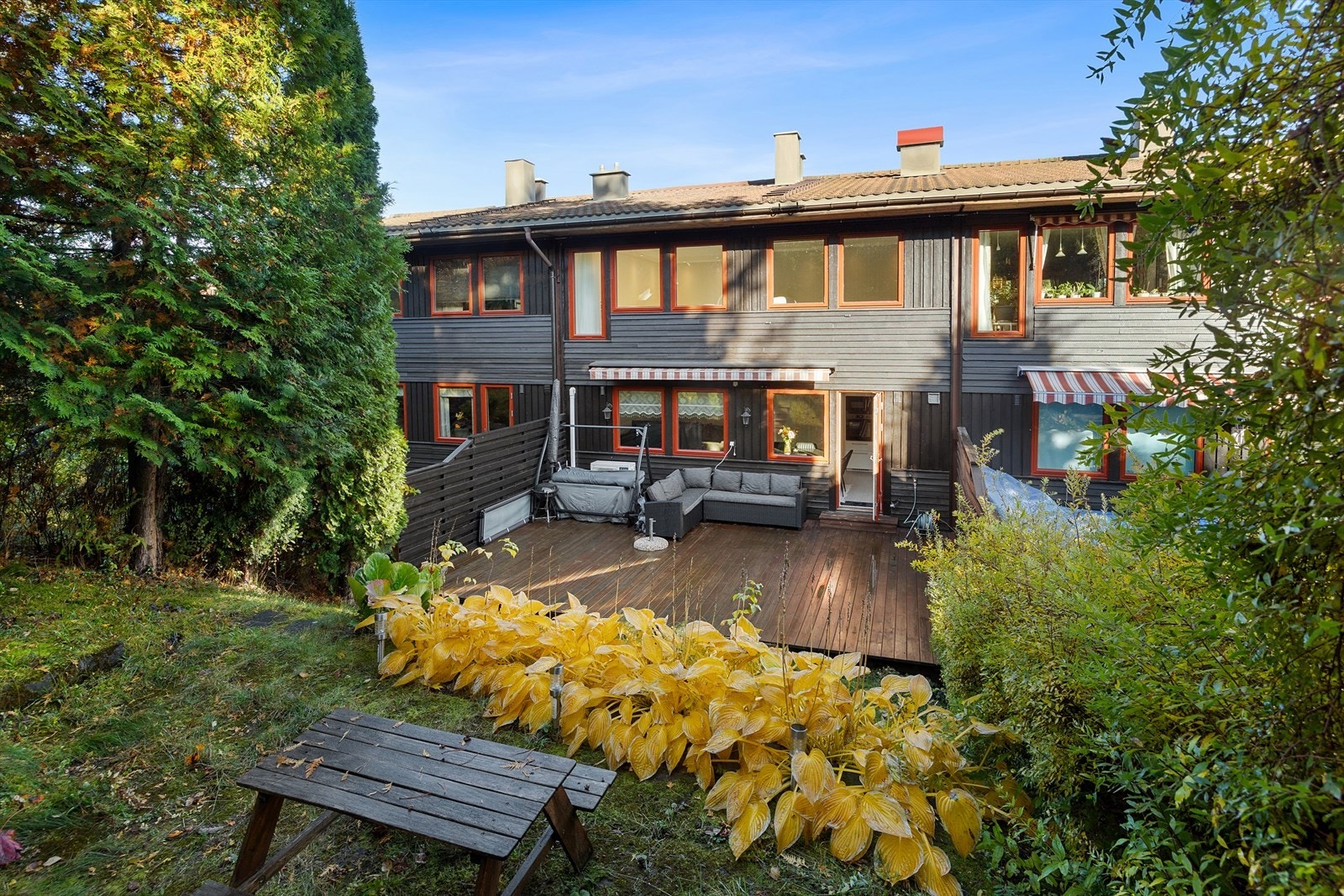 Terrasse og hage på baksiden gir mulighet til hyggelig samlinger på sommeren! Galleribilde