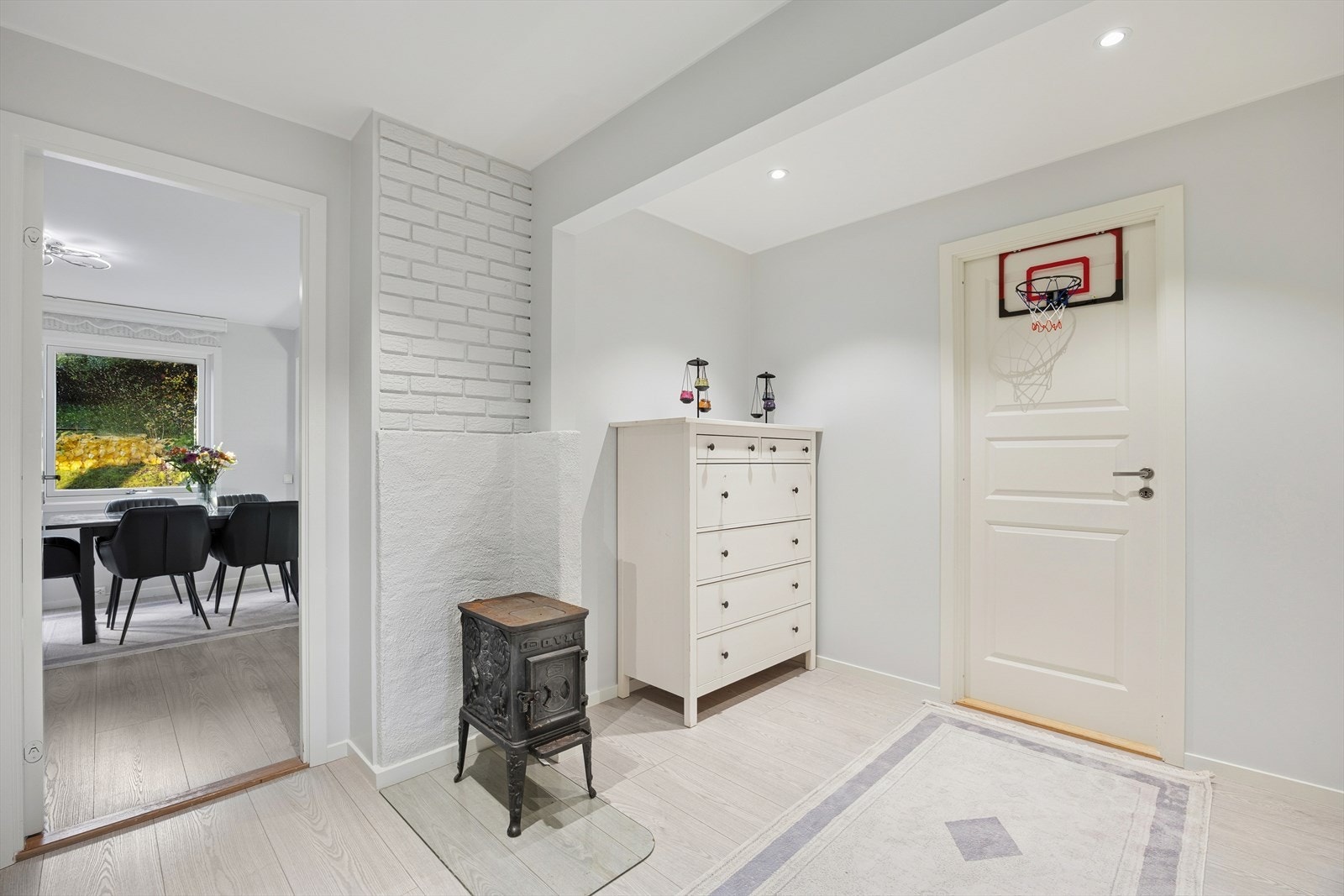 Innvendig blir du møtt av en innholdsrik bolig. Galleribilde