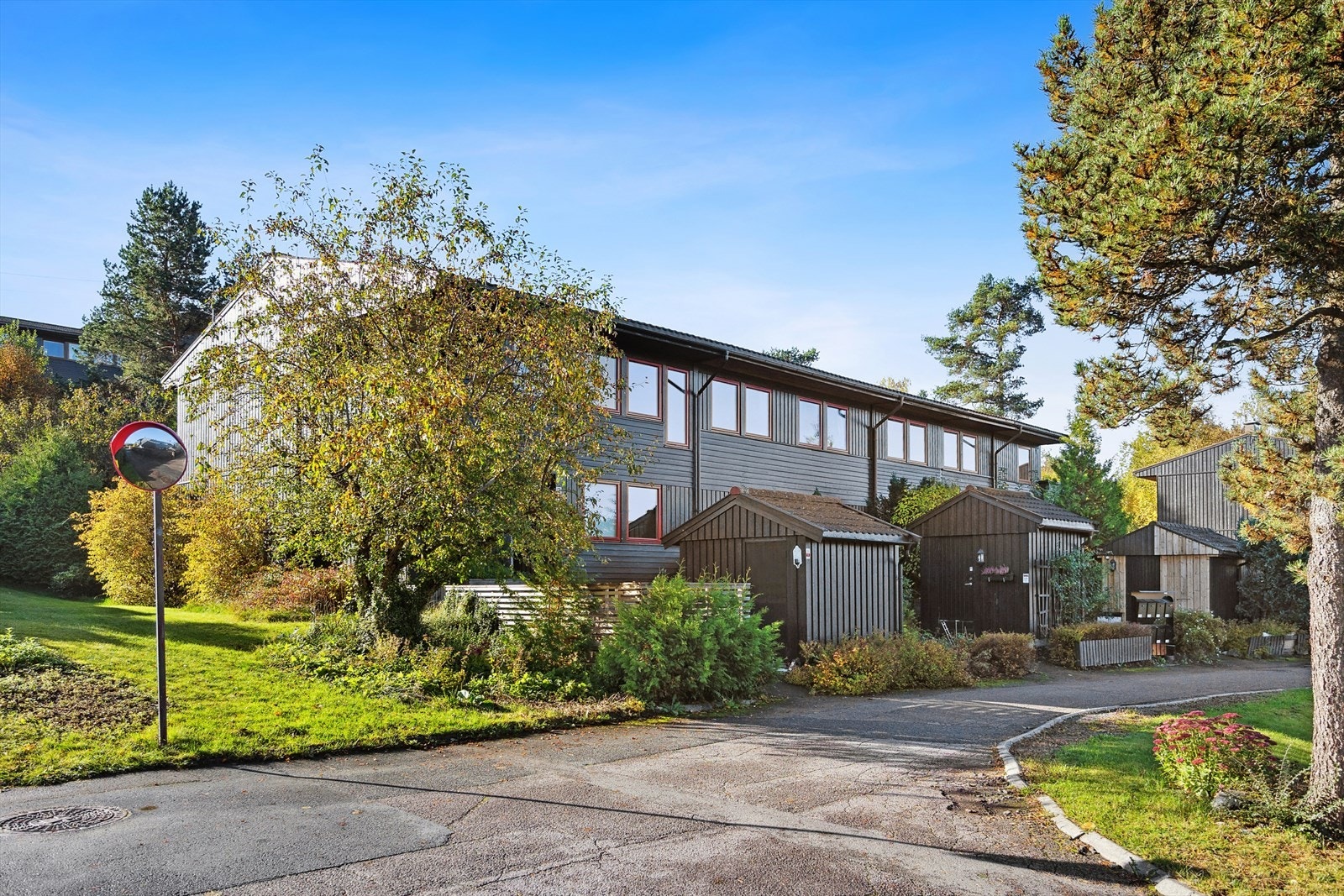 Boligen ligger i et populært og barnevennlig område på Stovner, med flotte grøntområder rett utenfor døren og kort vei til både T-bane, buss og tog. Galleribilde