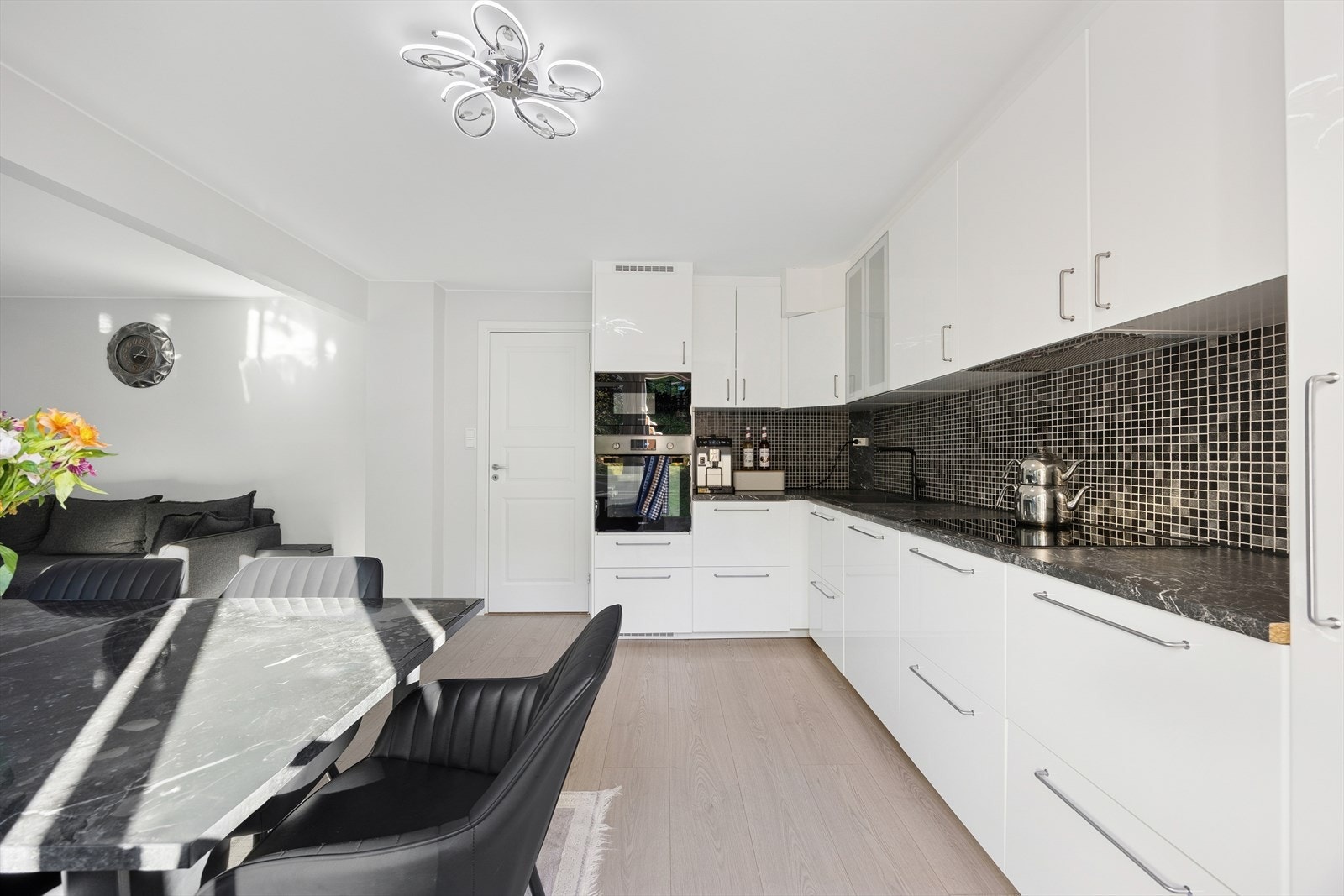 Kjøkkenet byr på store arbeidsflater, integrert ovn, samt god skap og benkeplass. Galleribilde