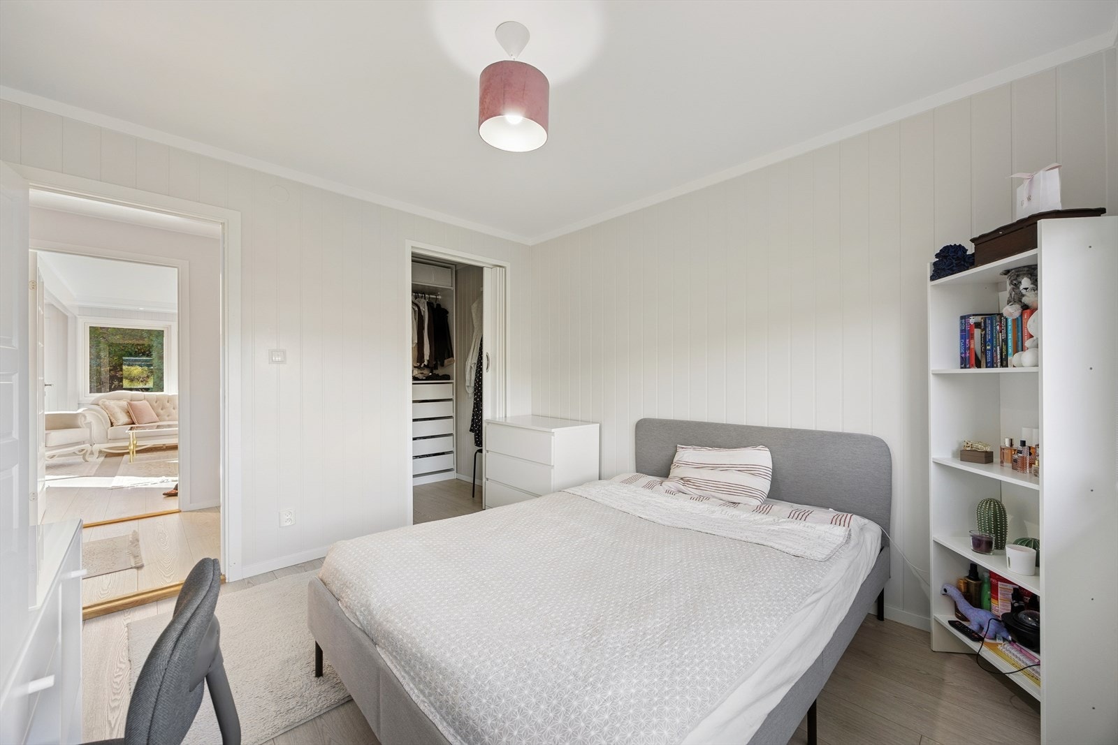 Fra rommet er det adkomst til et praktisk walk-in closet som gir rikelig oppbevaringsplass og bidrar til en ryddig og funksjonell hverdag. Galleribilde