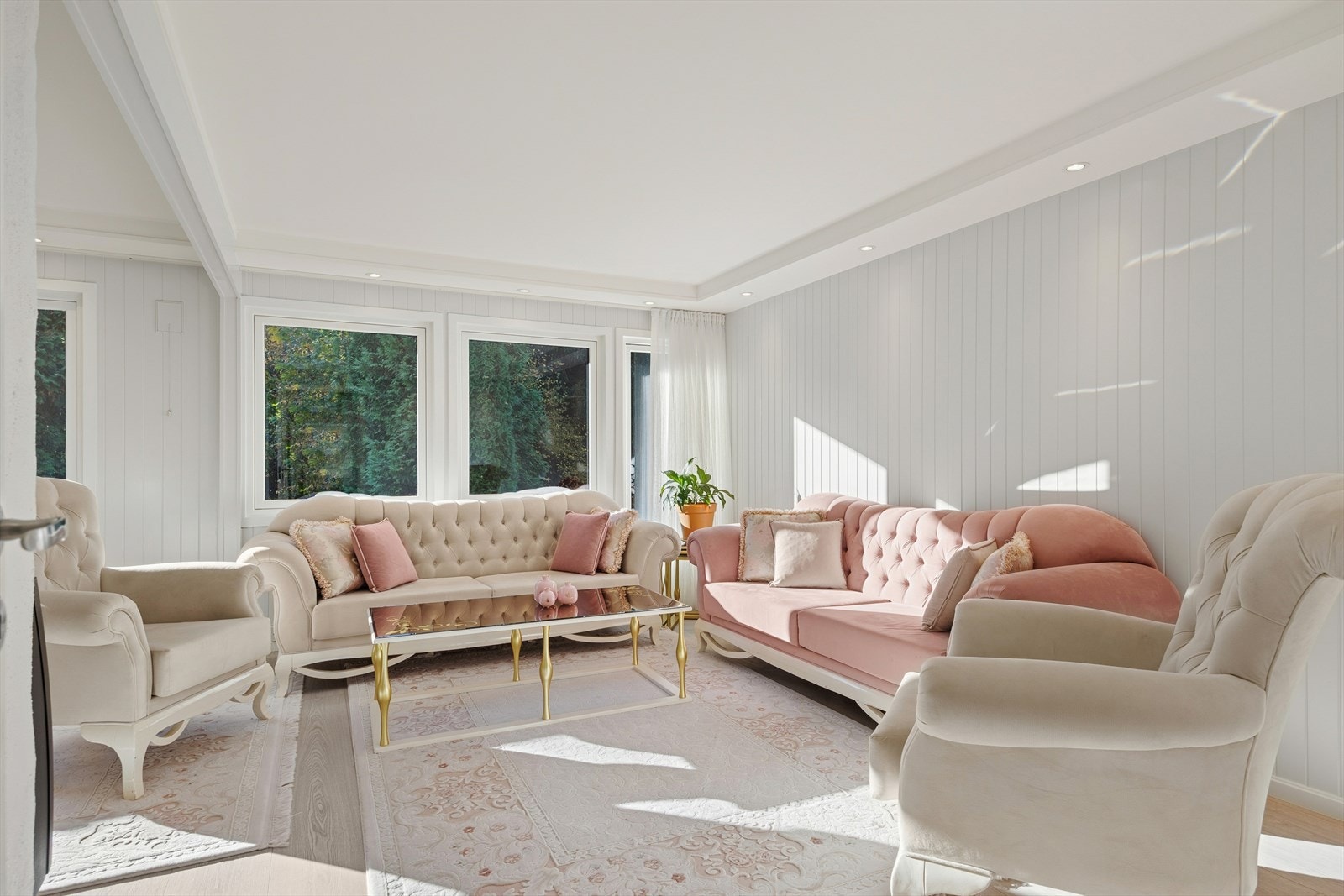 Stuen i 2. etasje er et stort og innbydende oppholdsrom med god takhøyde og romfølelse. Her er det rikelig plass til både sofagruppe, spiseplass og ekstra møblering. Galleribilde