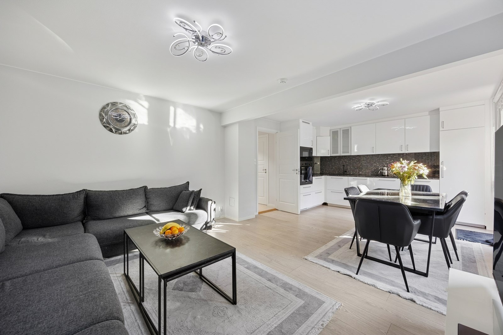 Boligen har gjennomgående god standard, laminat gulv, moderne løsninger og optimal planløsning. I stuen er det god plass til både sofagruppe og spisebord. Galleribilde