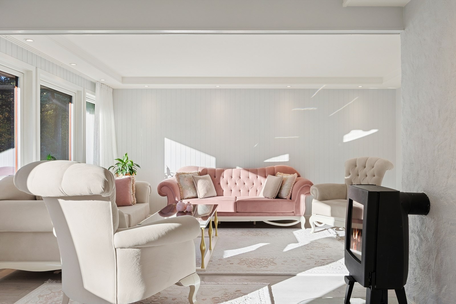 Velkommen opp i boligens lyse og luftige 2. etasje. .Ved inngangen til stuen i 2. etg, er det plassert en peisovn som varmer godt på kaldere dager. Galleribilde