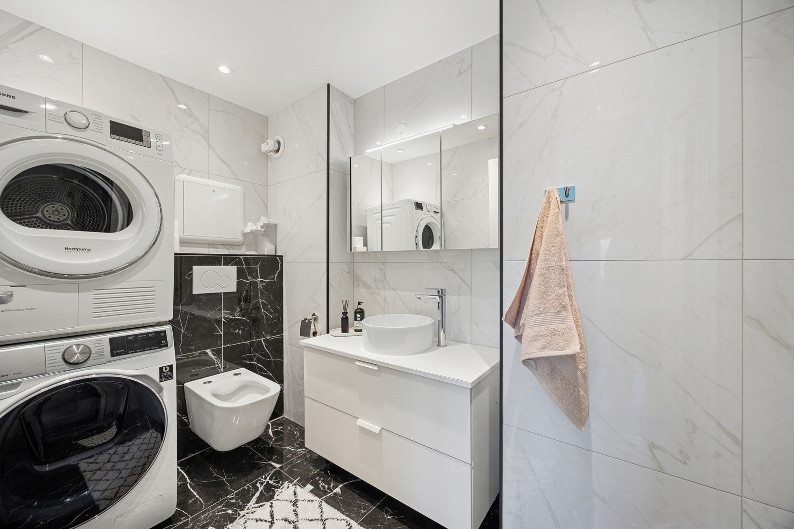 Opplegg for vaskemaskin og tørketrommel. Galleribilde