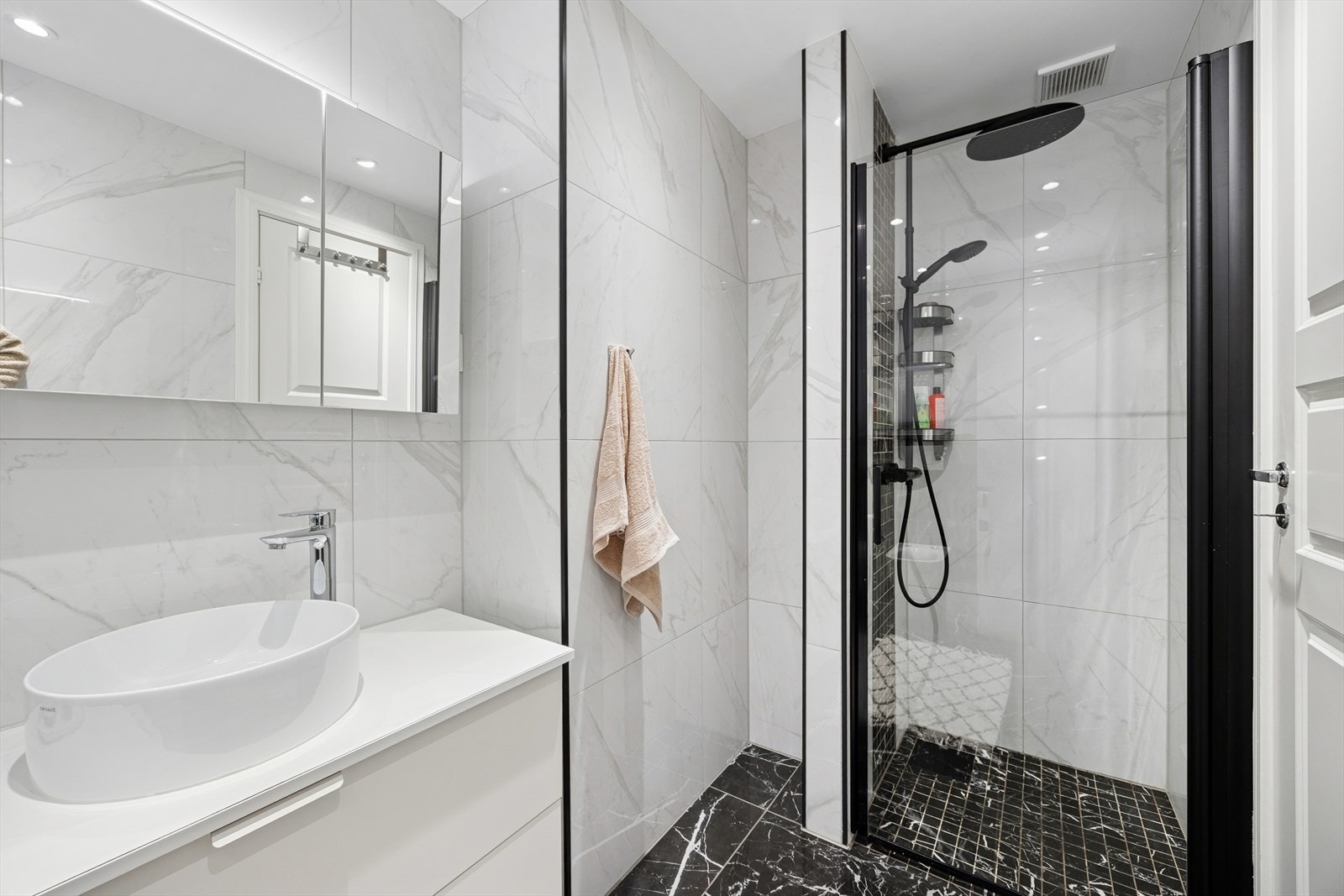 Baderommet er svært pent annlagt, med regnfalldusj, pene detaljer og vask i nisje. Galleribilde