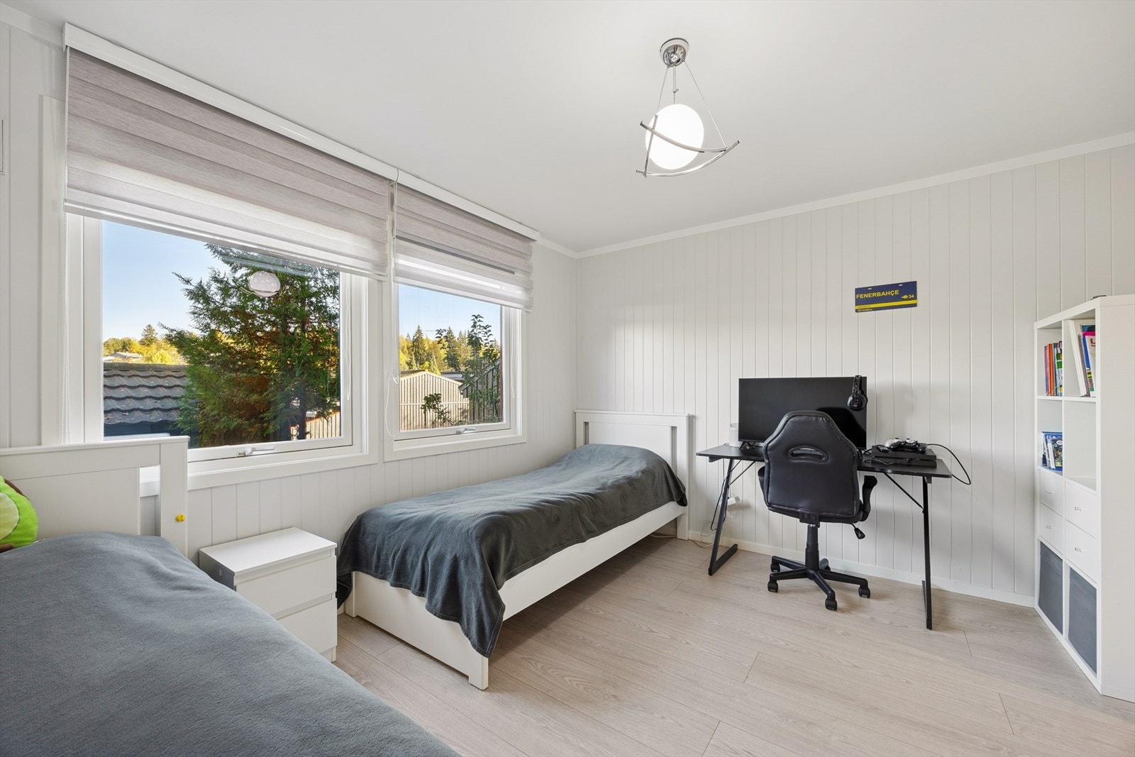 Soverommet i 1. etg er av god størrelse, med god plass til 2 enkeltsenger (evt. dobbeltseng), nattbord og garderobe. Galleribilde