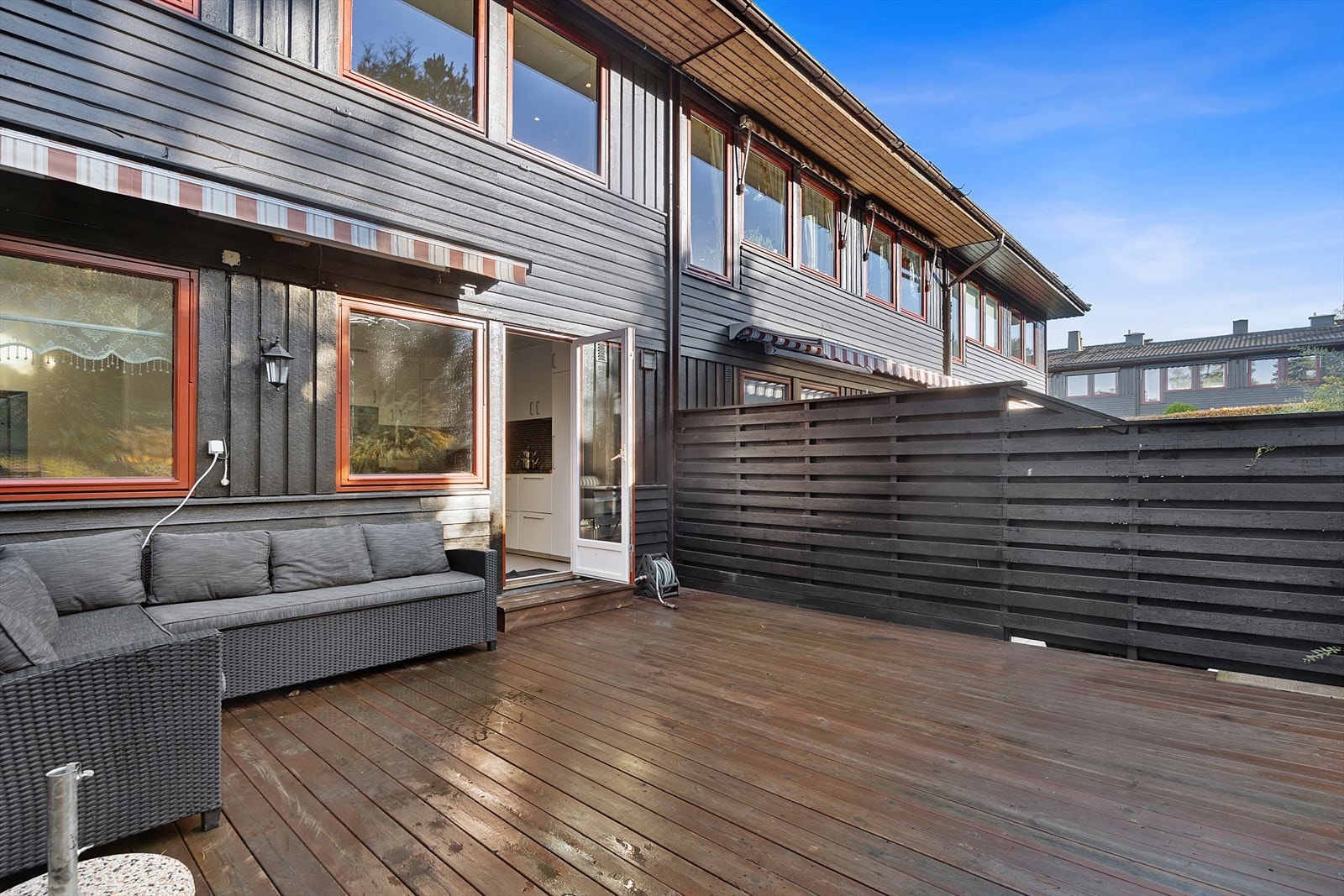 Direkte utgang til en solrik, sydvendt markterrasse på hele 33 m². Galleribilde