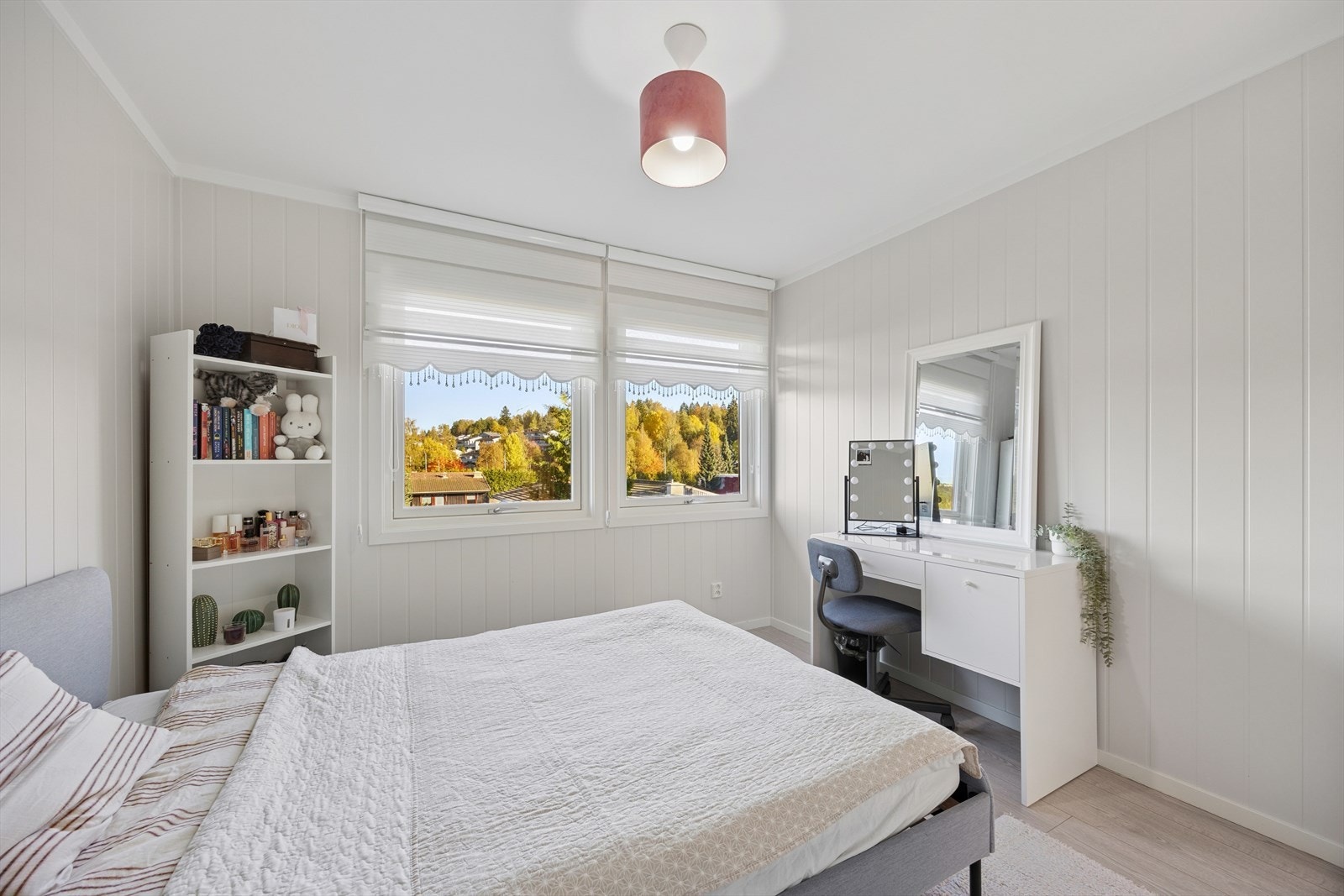 Romslig soverom med god plass til dobbeltseng, nattbord og garderobe. Galleribilde