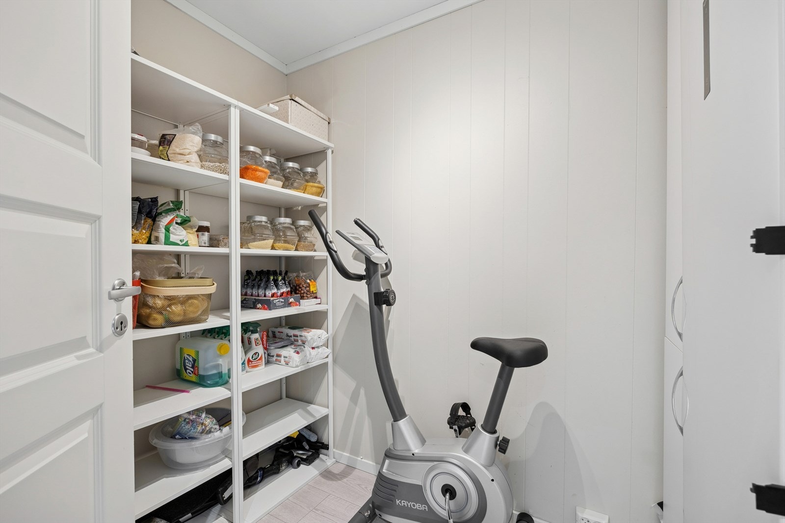 I 1.etg finner man en svært romslig innvendig bod, med umiddelbar tilgang fra gangen. Galleribilde