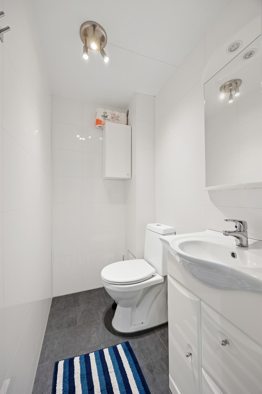 Baderommet i 1. etg er lyst og av god standard. Galleribilde