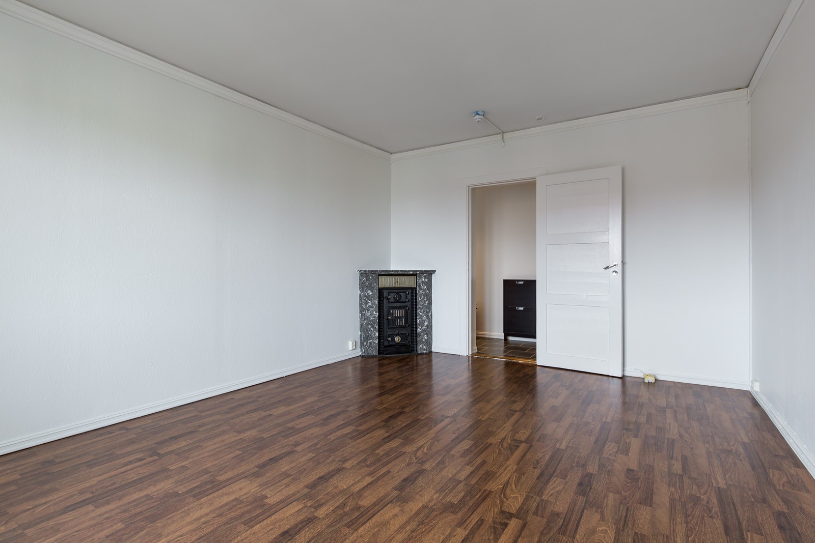 Romslig stue med gode møbleringsmuligheter og peis som varmer godt Galleribilde