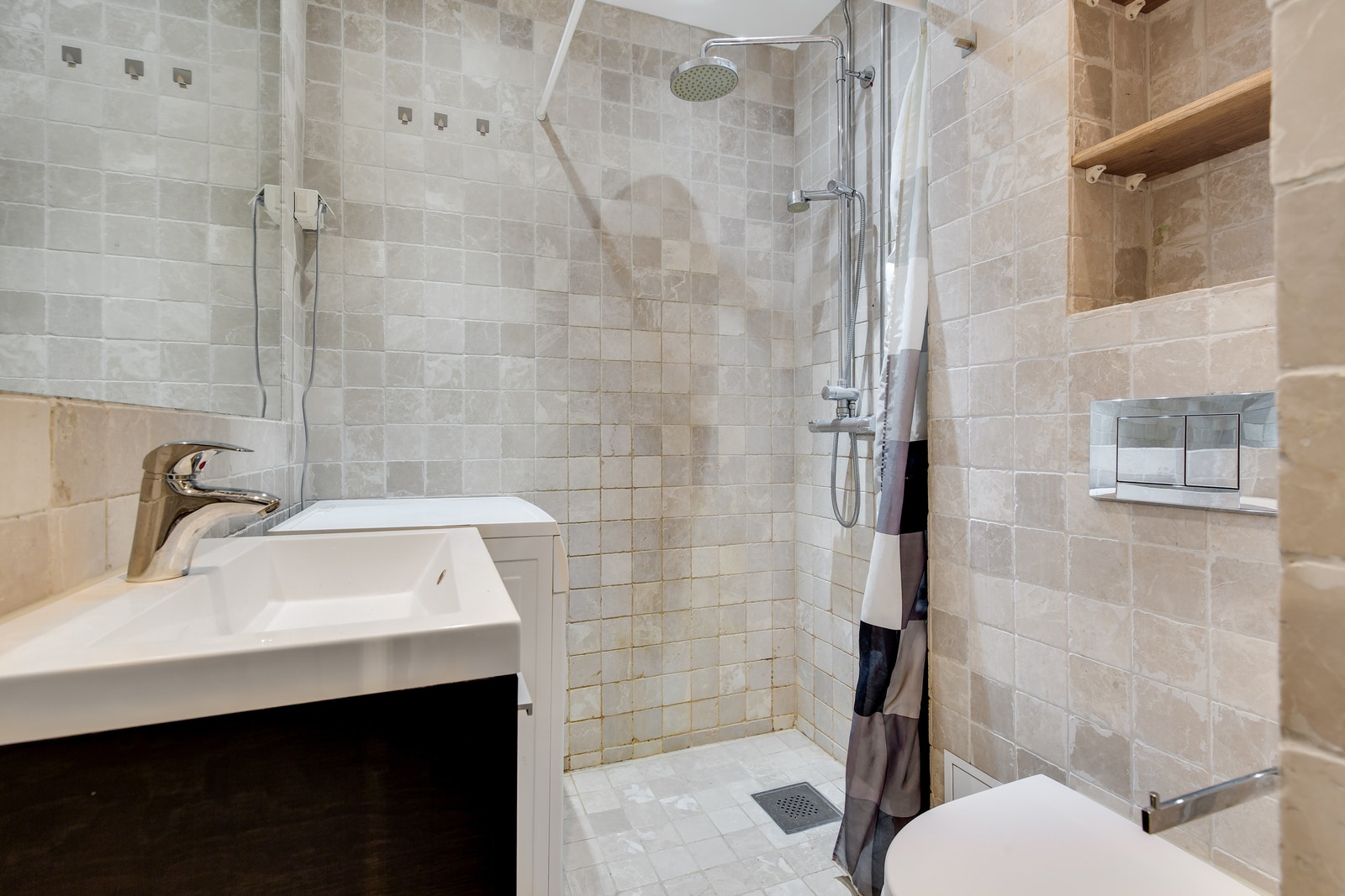 Pent flislagt bad. Vaskemaskin medfølger Galleribilde