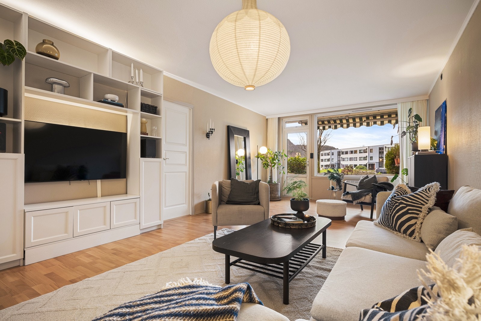 Leiligheten byr på en gjennomtenkt planløsning med stor stue, romslig kjøkken, tre soverom, bad, vaskerom og separat toalett. Her er det god plass til både familie og sosialt samvær. Galleribilde