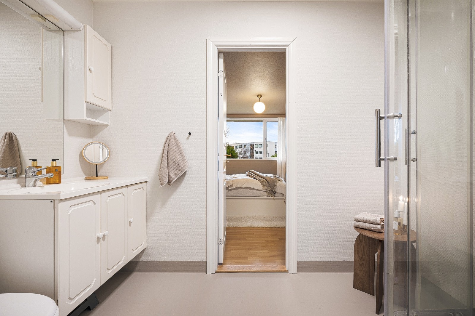 Badet er 4,4 m² og har gulvbelegg med varmekabler. Veggene har malt strie, og taket består av malte, slette flater. Rommet inneholder baderomsinnredning med nedfelt servant, toalett samt dusjkabinett. Galleribilde