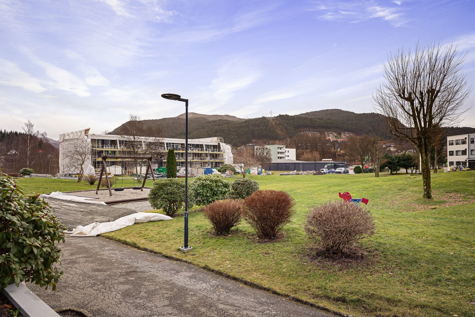 Liaflaten 17 har en svært attraktiv og sentral beliggenhet i et veletablert boligområde i Åsane. Her bor du i et rolig og trivelig nabolag med beboere i alle aldersgrupper, og med kort avstand til det meste du trenger i hverdagen. Galleribilde