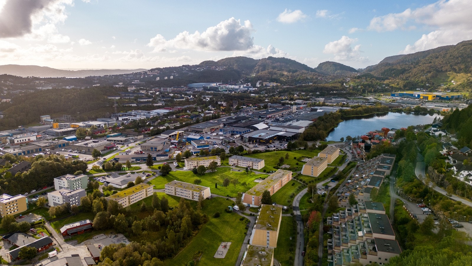 Området byr på flotte turmuligheter og variert natur. Populære turmål som Hjortlandsfjellet, Storesåta, Rollandsfjellet og Veten ligger i nærheten, og fra Hjortland kan man gå videre over vidden til Sandviken, Rundemannen og Fløyen. Galleribilde