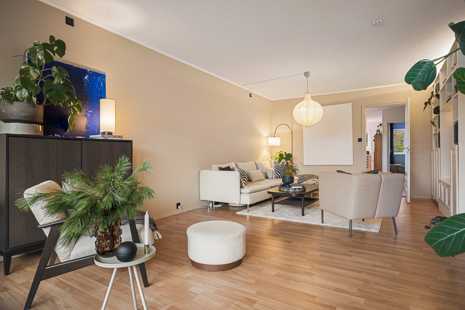 Lys og romslig stue på 28,6 m². Rommet har laminatgulv, malt tapet på vegger og malte slette himlingsflater. God plass til både sofagruppe og spiseplass. Galleribilde