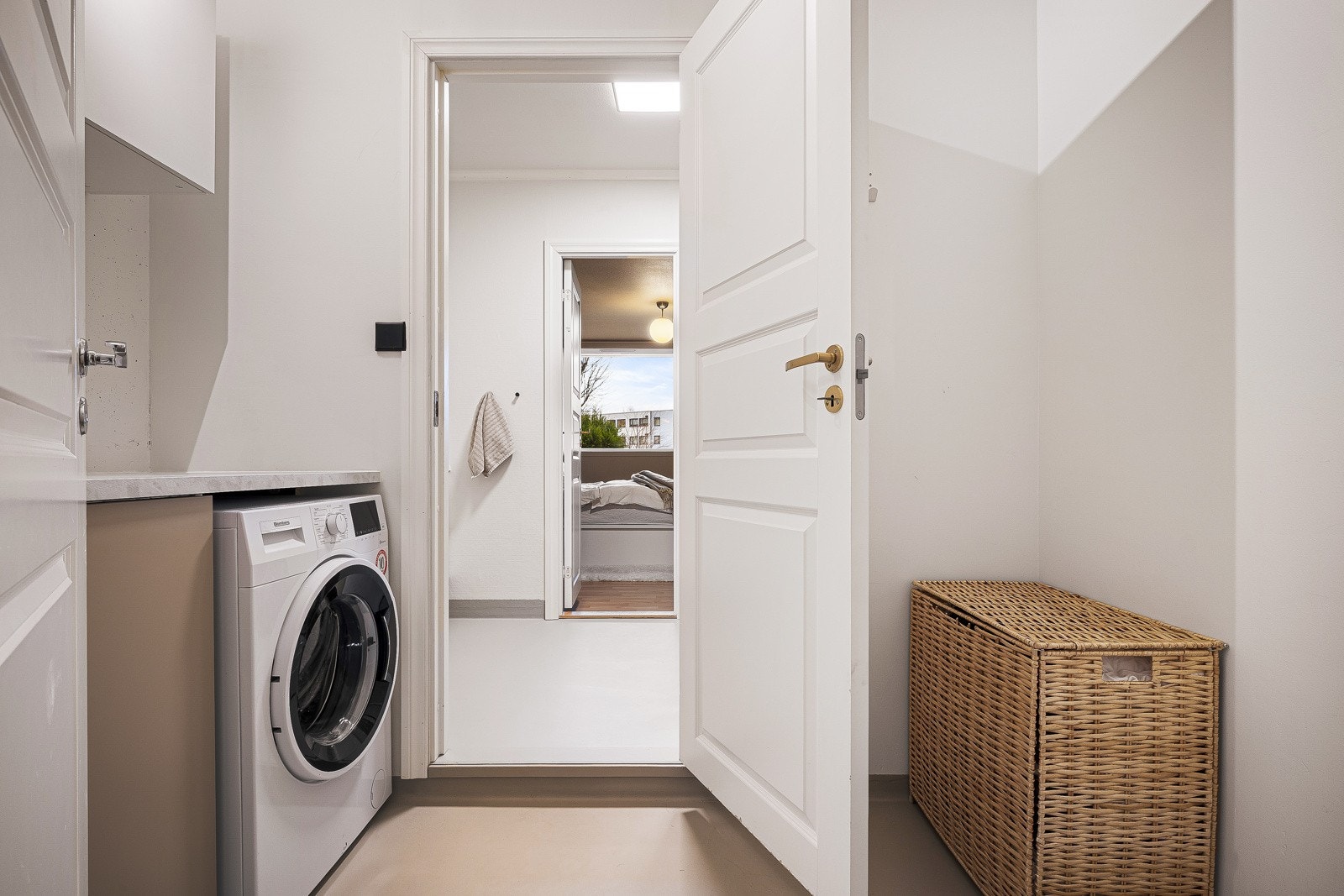 Vaskerommet på 3,9 m² har gulvbelegg, malte veggflater samt malt betong. Taket har malte flater. Rommet er utstyrt med innredning med slette fronter og nedfelt komposittvask, samt tilrettelagt plass og opplegg for vaskemaskin. Galleribilde