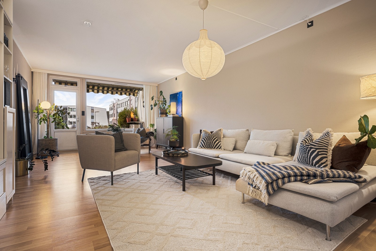 Romslig og innbydende 4-roms endeleilighet med attraktiv beliggenhet i byggets 1. etasje med enkel adkomst og to eksterne boder. Galleribilde