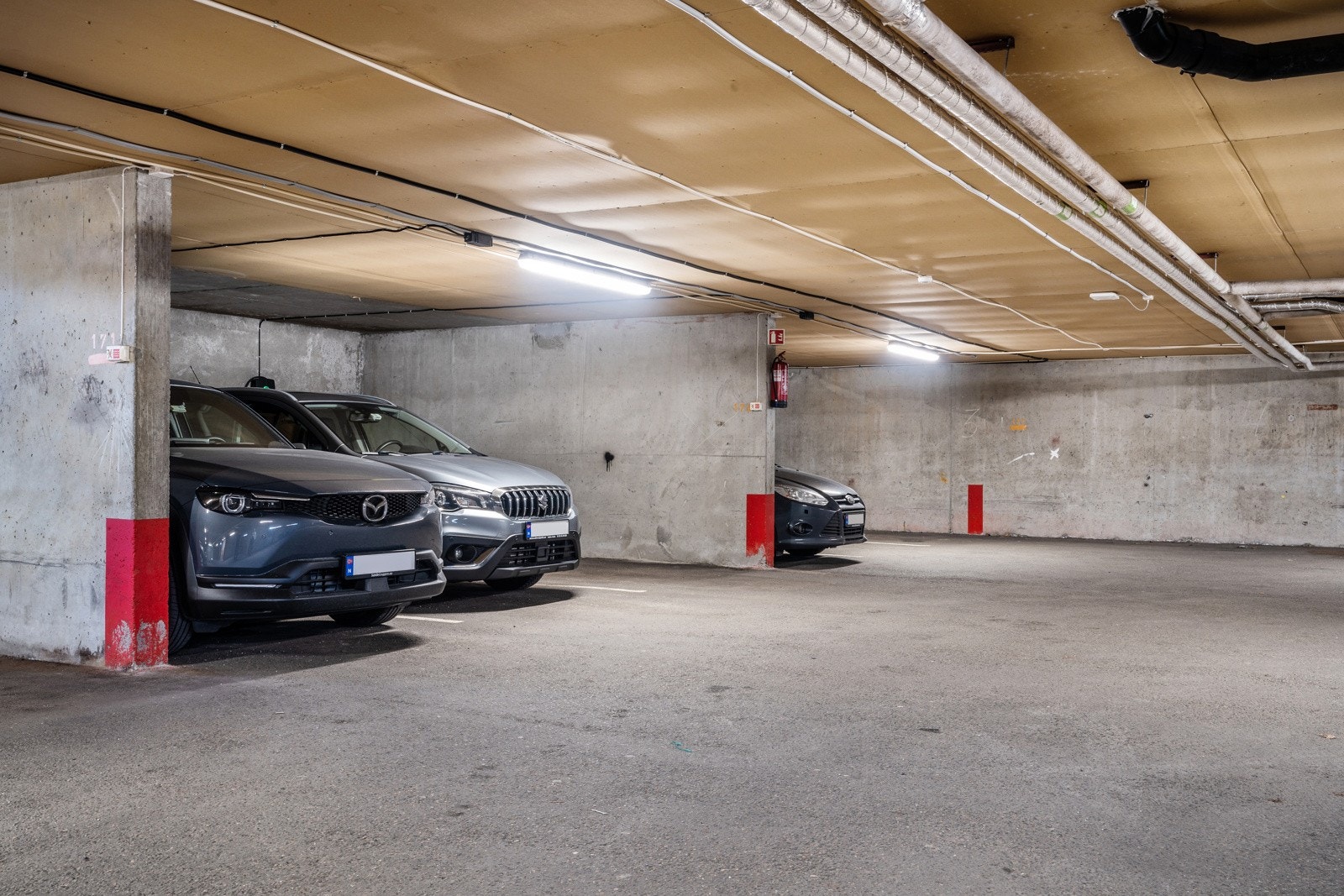 Fast parkering i felles garasjeanlegg. Galleribilde