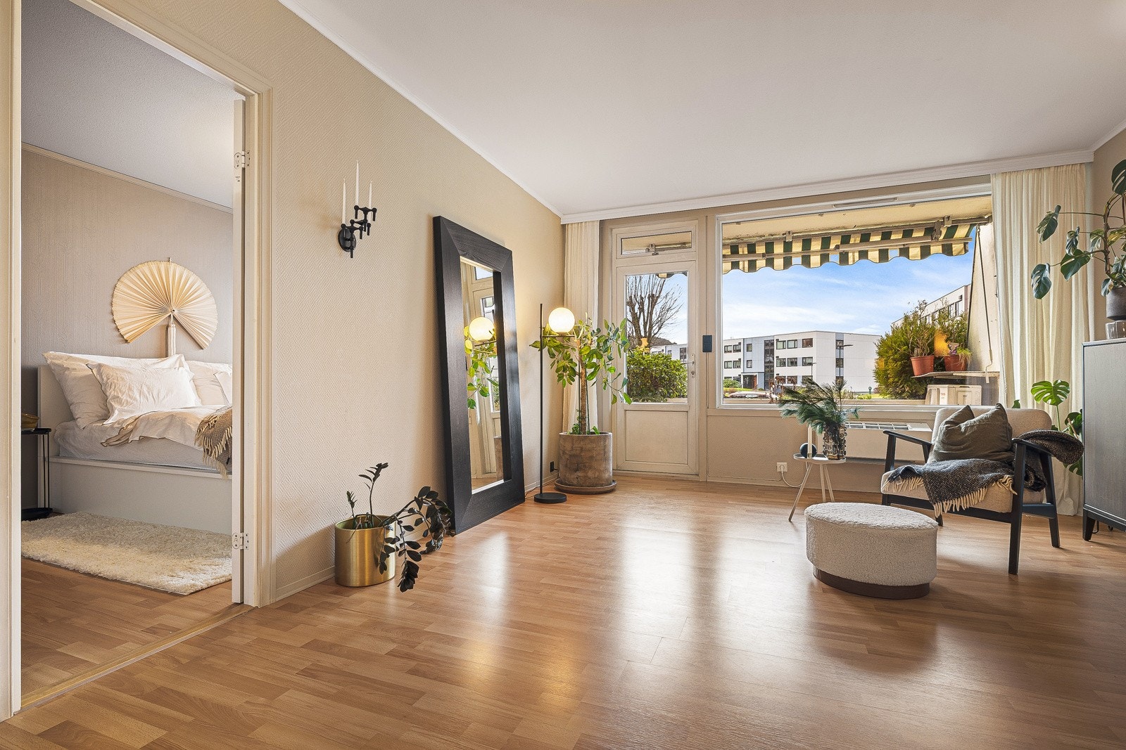 Her bor du i et sentralt og barnevennlig område i Åsane med kort vei til kollektivtransport, dagligvare, kjøpesentre, skoler, bhg og flotte turområder. Galleribilde