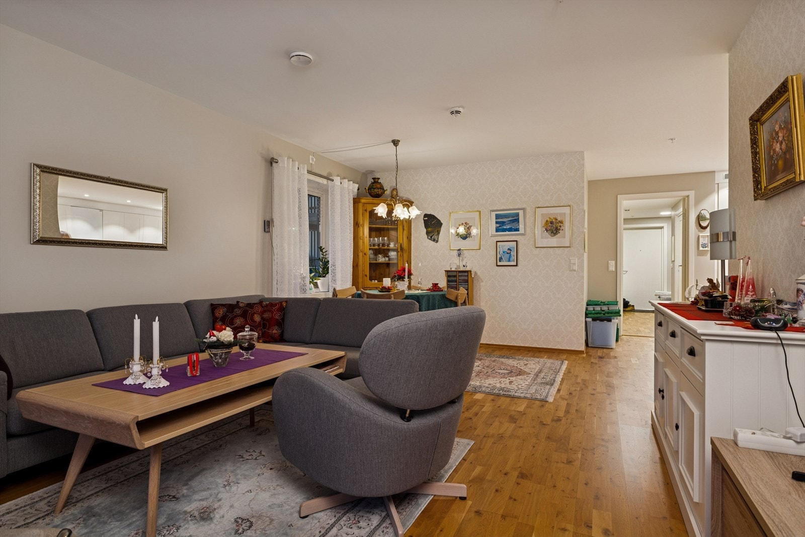 Stueområdet har parkettgulv og gir tilgang til en romslig terrasse. Galleribilde