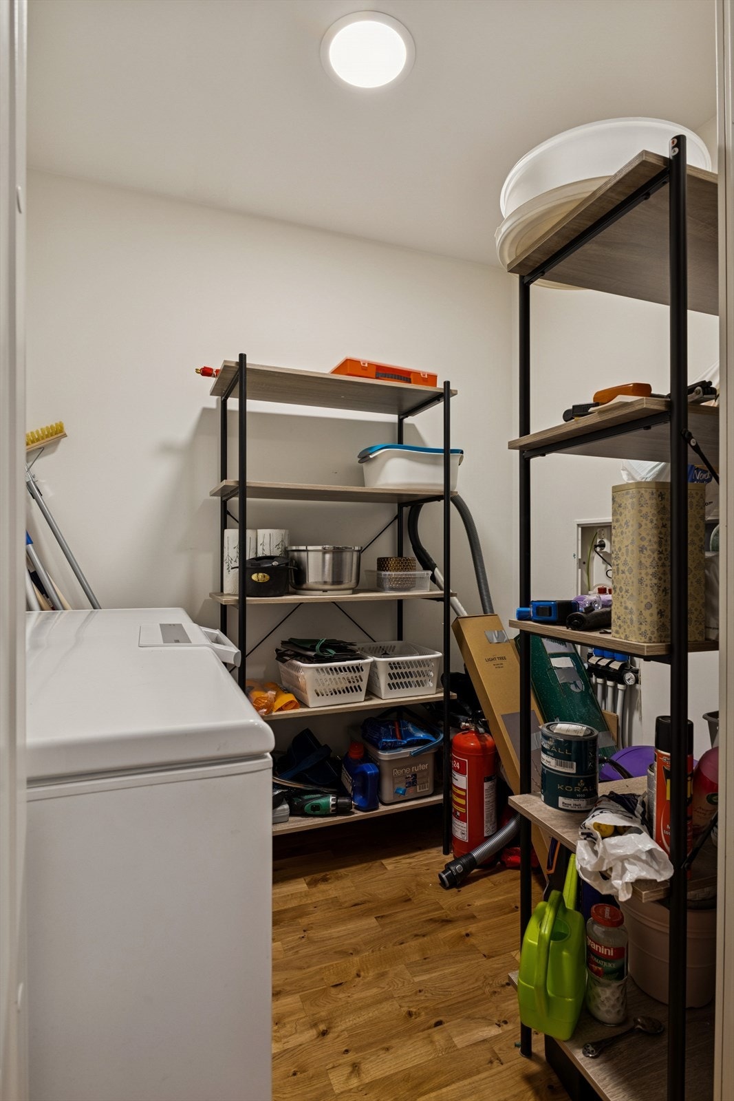 Bod i leiligheten i tillegg til bod i garasjeannlegget Galleribilde