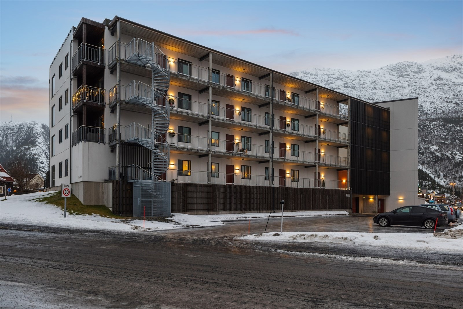 Noen utvendig parkeringsplasser for besøkende Galleribilde