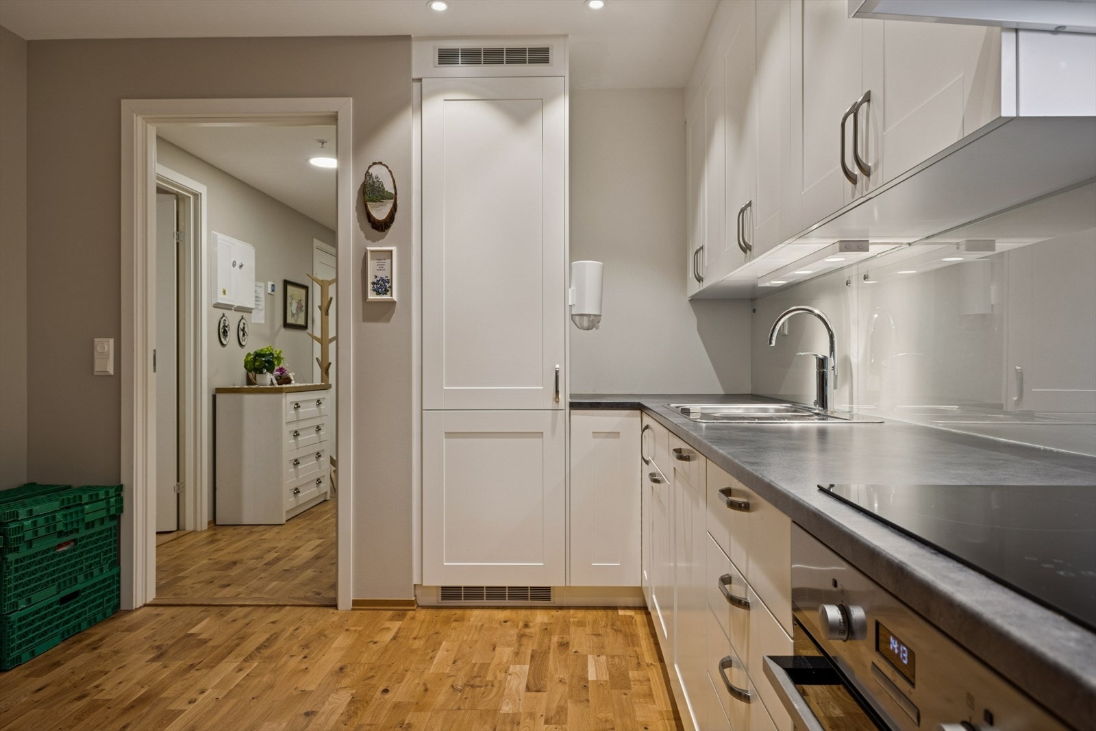 Kjøkkenet er utstyrt med laminerte fronter og benkeplate med nedfelt stål oppvaskkum. Galleribilde