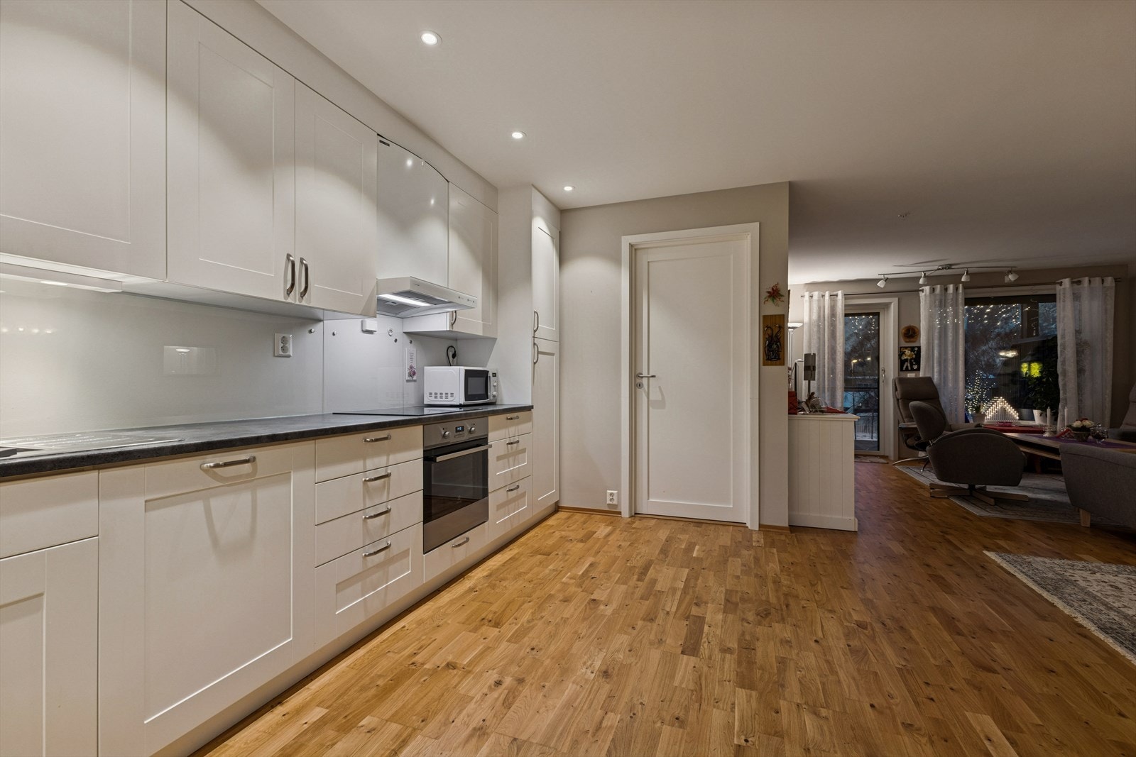 God benkeplass på kjøkkenet med skap opp til tak Galleribilde