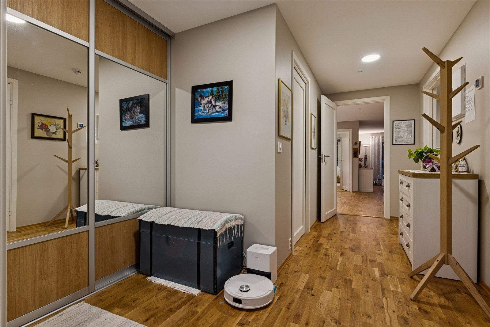 Skyvedørsgarderobe med speil gir effektiv oppbevaring i entréen. Galleribilde