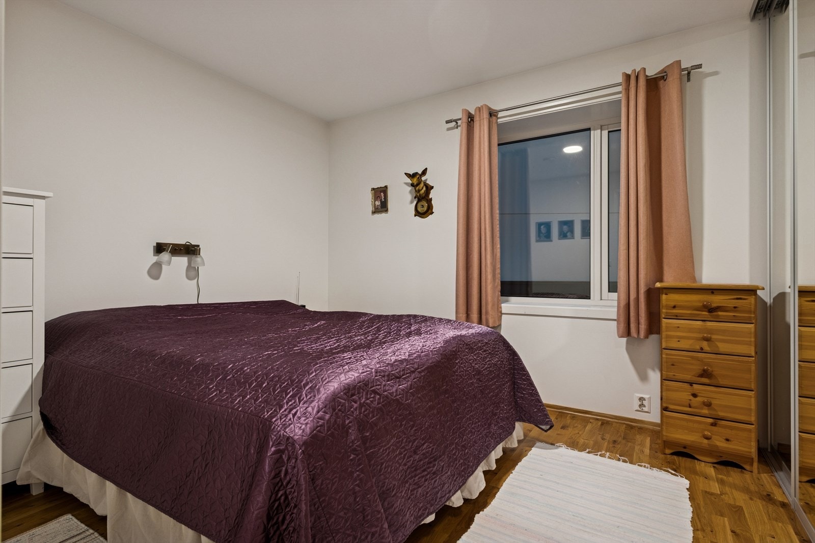 Hovedsoverom med skyvedørsgarderobe Galleribilde