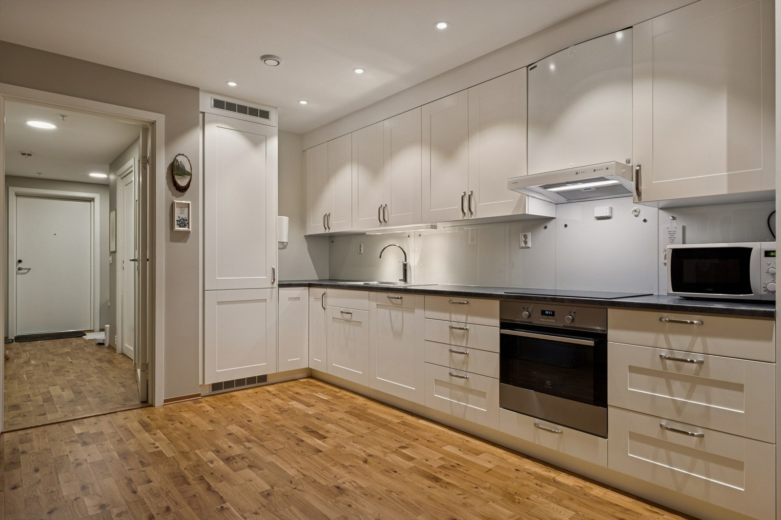 Fra kjøkkenet er det direkte tilgang til stueområdet, noe som gir en praktisk planløsning. Galleribilde