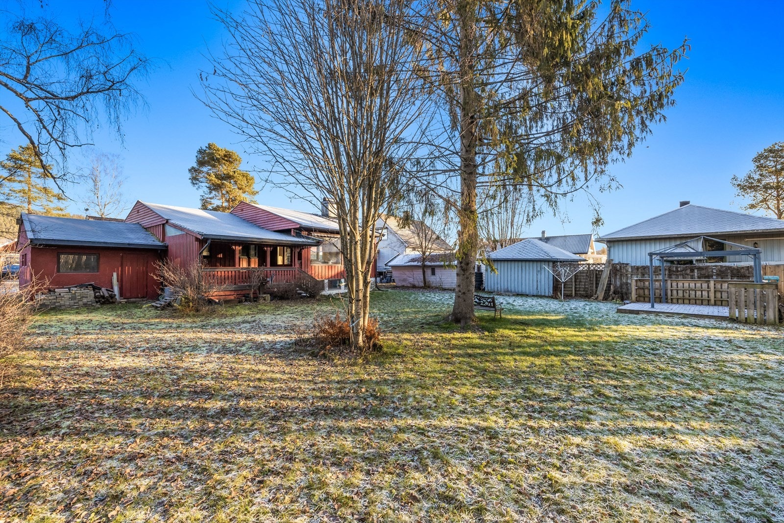 Stor og skjermet hage. Galleribilde