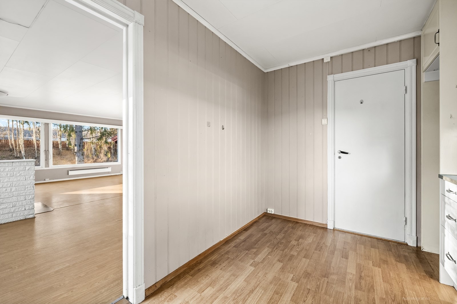 Det er behov for modernisering av både innredning, benkeplater og hvitevarer for å gi kjøkkenet et mer funksjonelt og tidsriktig preg. Galleribilde