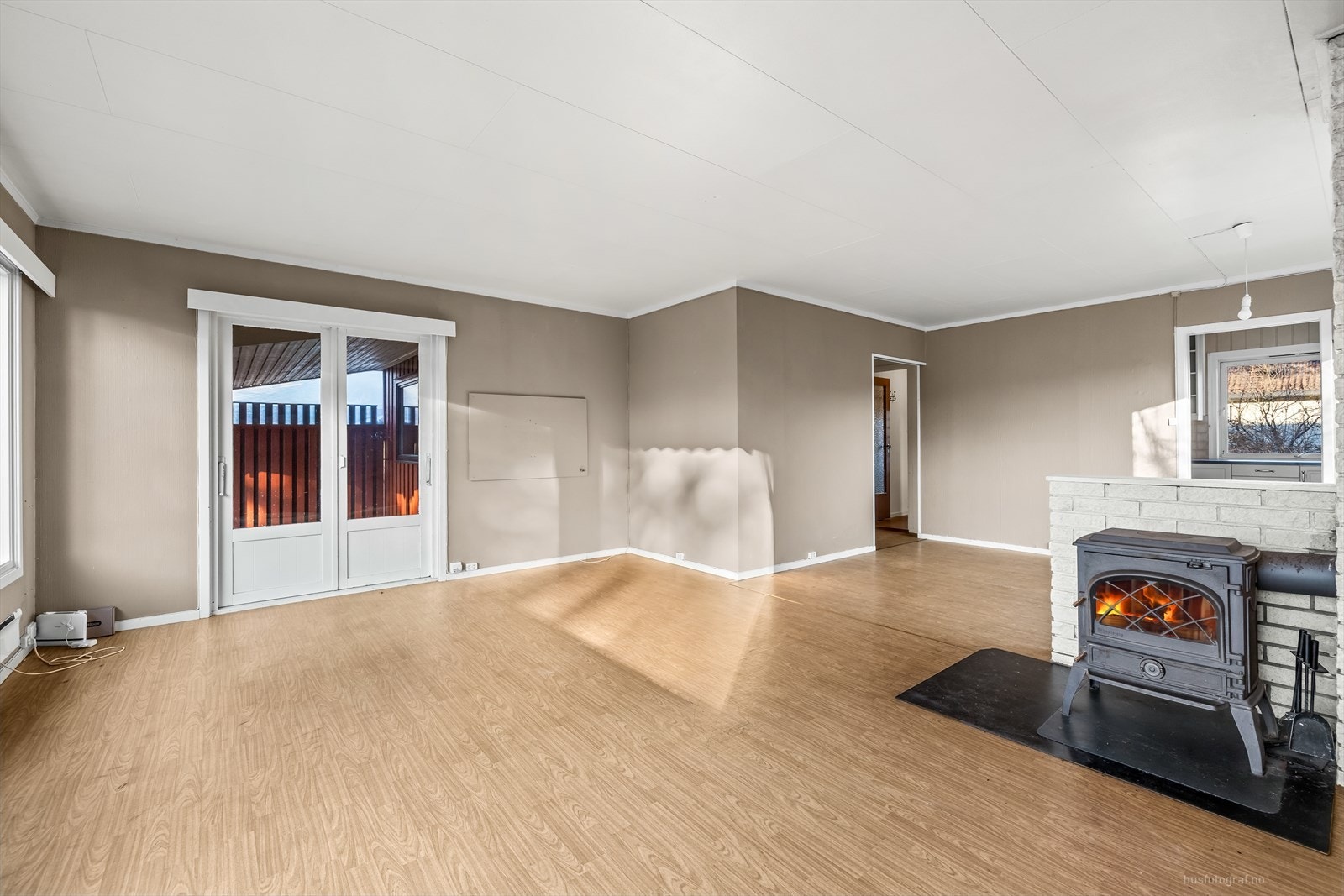 Sentralt plassert i rommet er det en varmende vedovn. Galleribilde