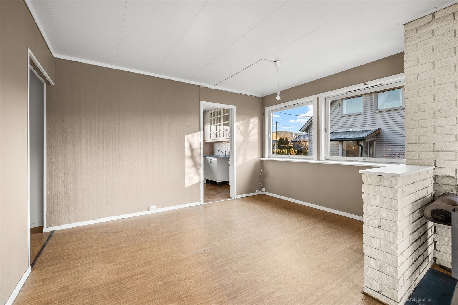 Kjøkkenet ligger praktisk adskilt fra stuen. Galleribilde