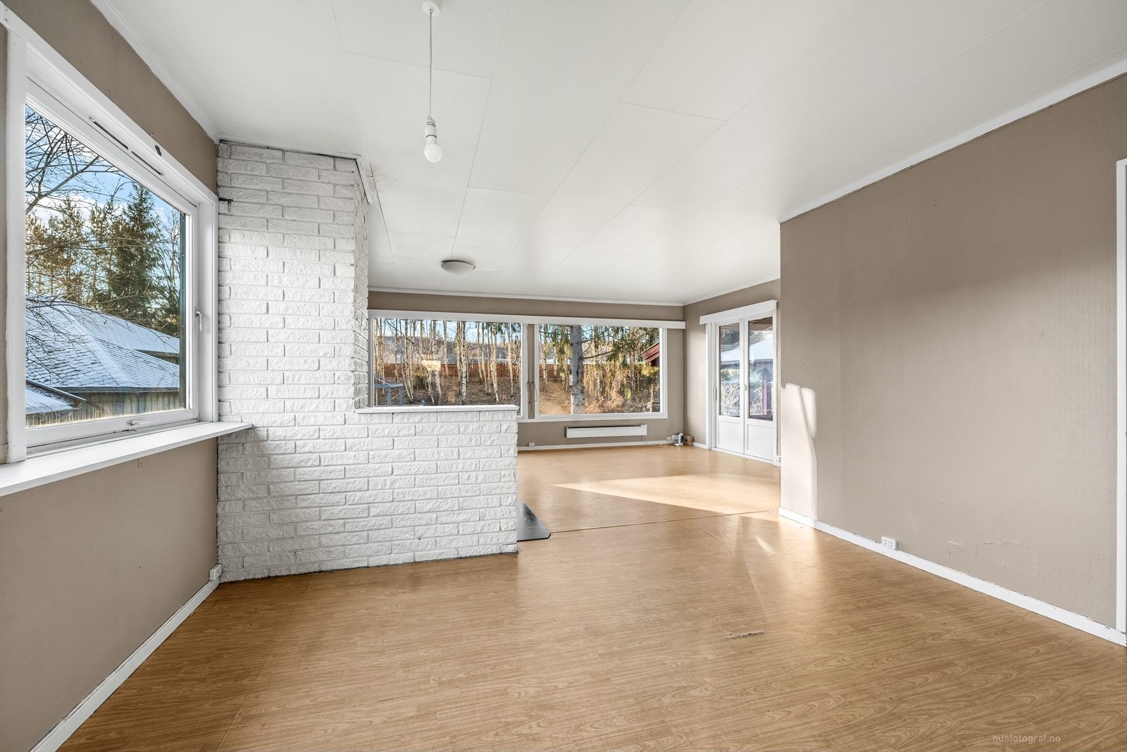 Stuen er romslig med belegg på gulv og malte flater på vegger. Galleribilde