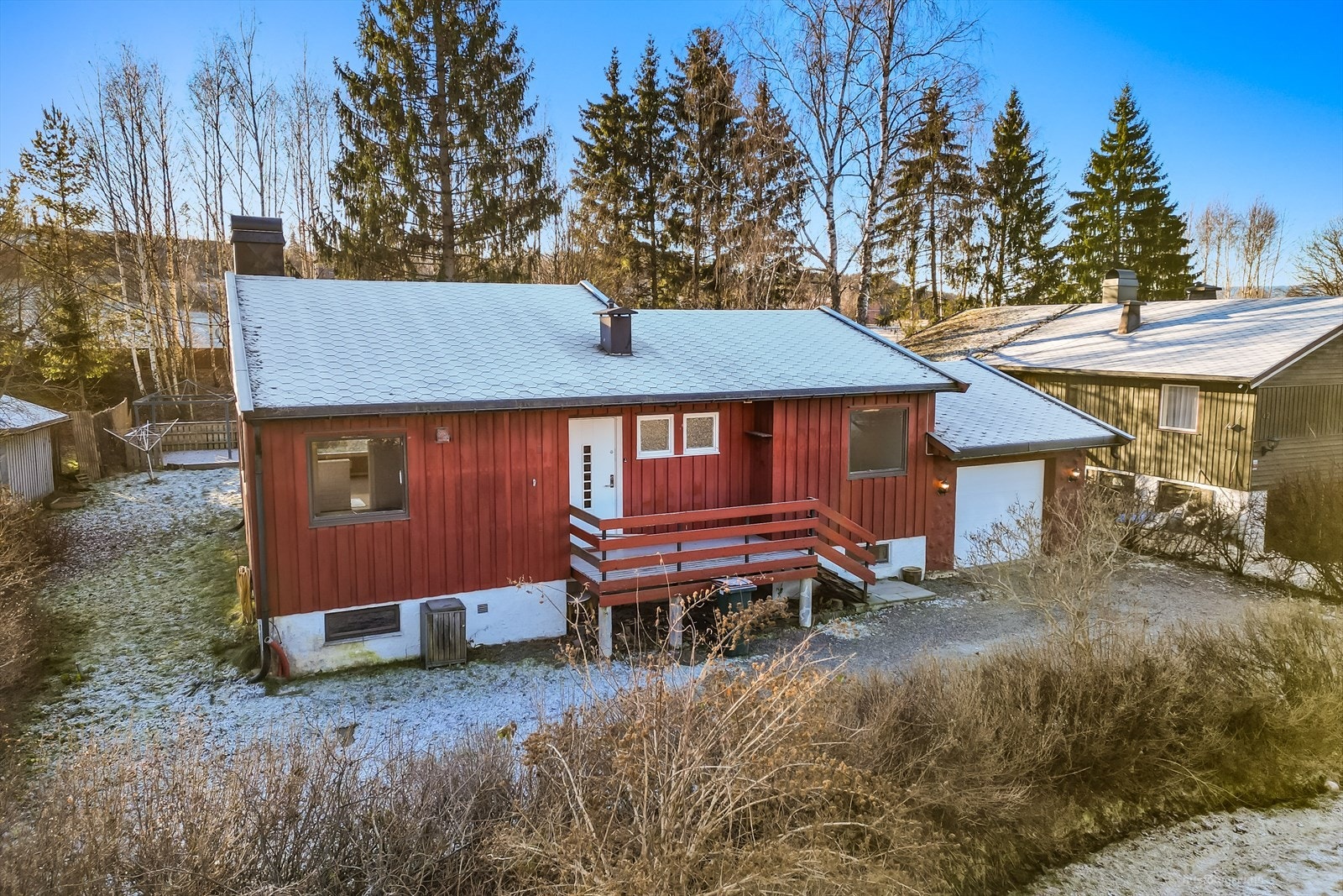 Dette er en eldre enebolig med stor usjenert tomt som består av gressplen, noe beplantinger og gruset innkjørsel. Galleribilde