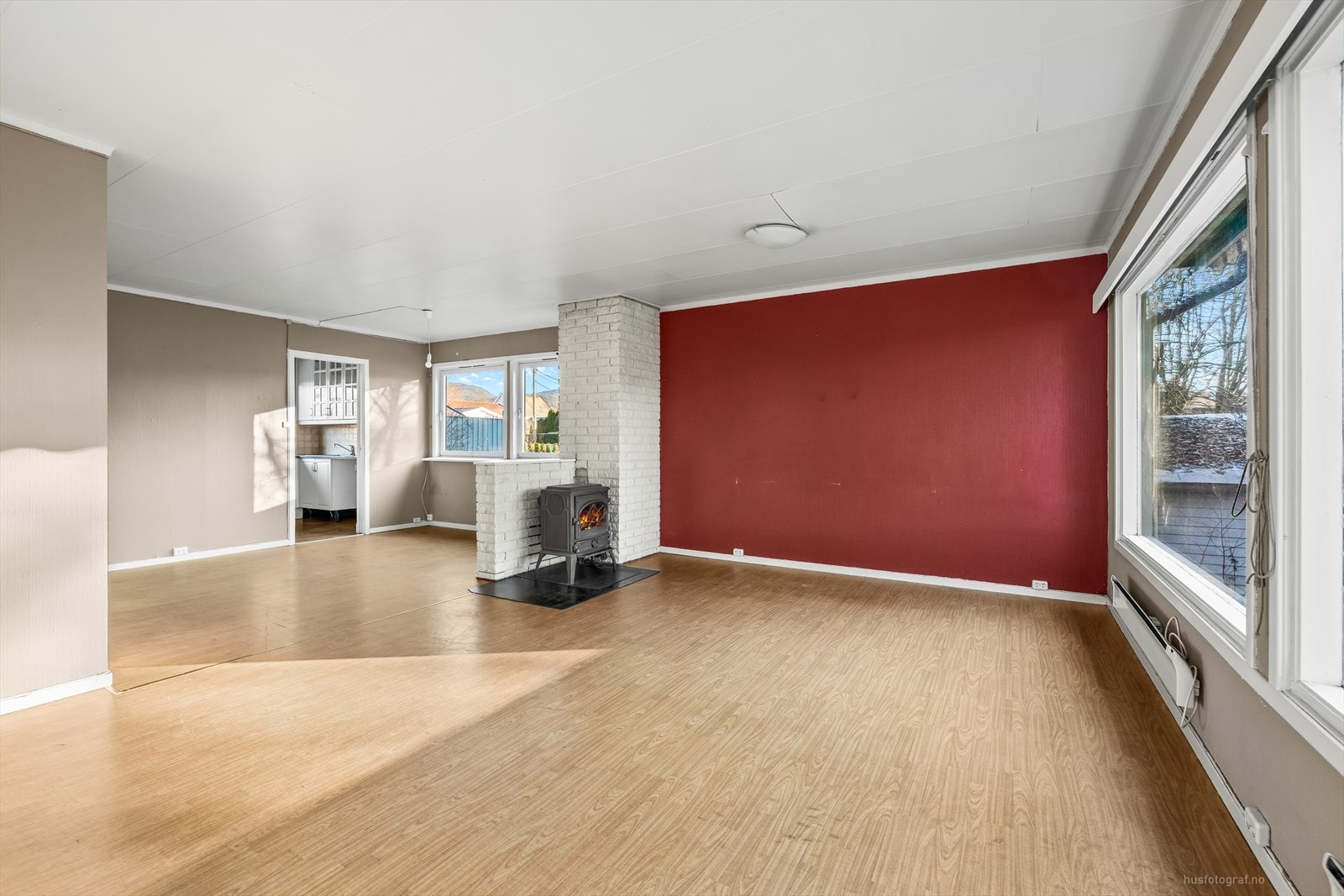 Stuen har gode møbleringsmuligheter med god plass til både sofakrok og spisebord. Galleribilde