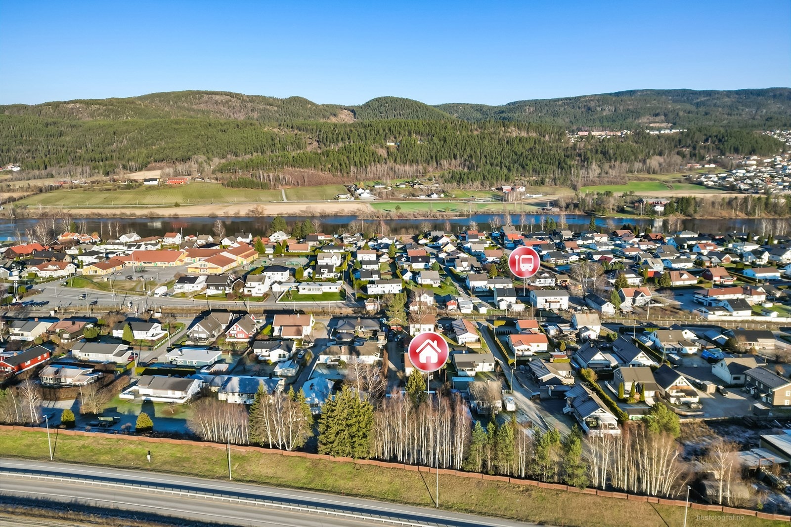 Offentlig kommunikasjon via tog og buss. Steinberg togstasjon ligger ca. 13 minutters gange fra boligen. Galleribilde
