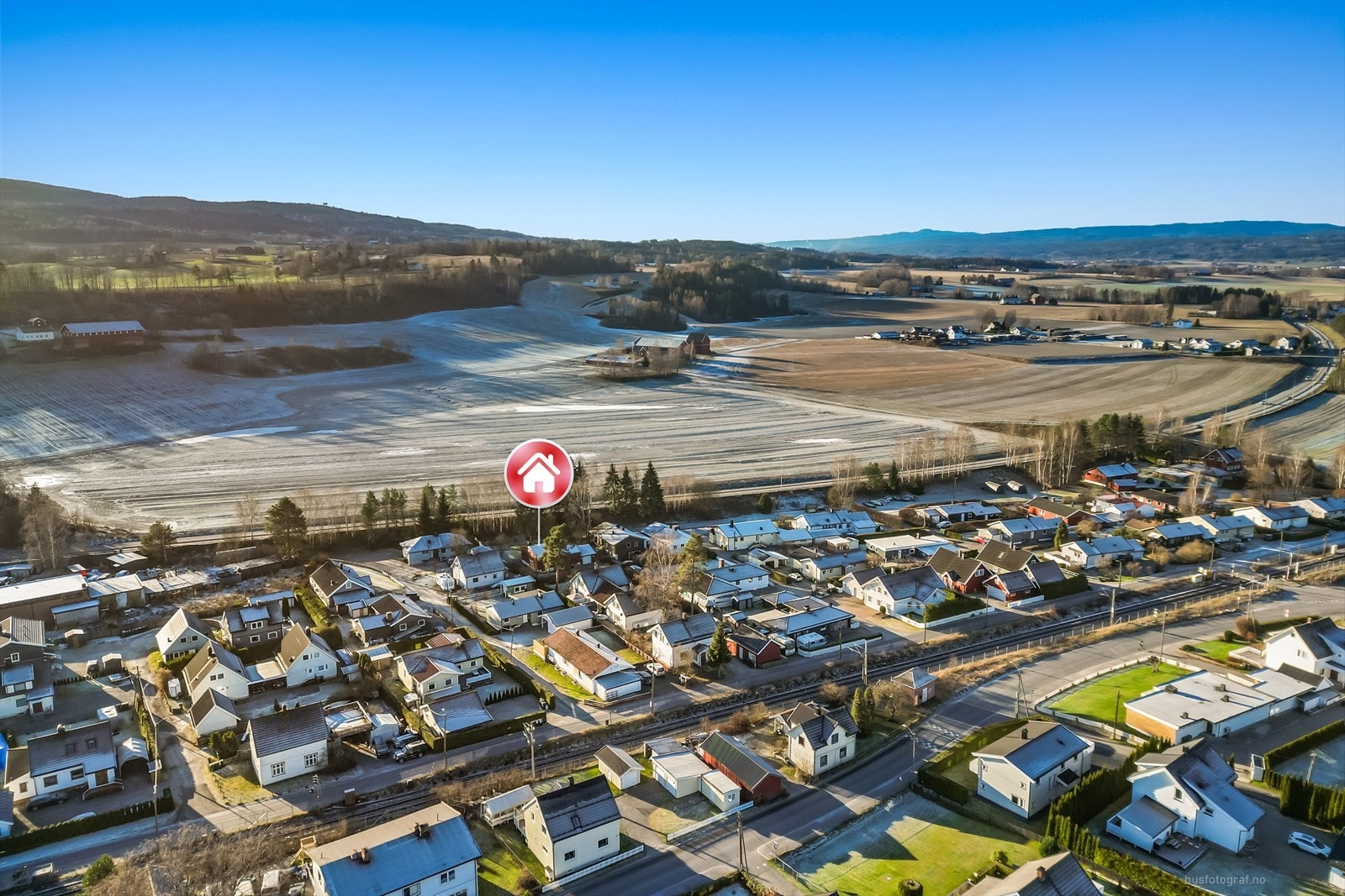 Steinberg skole har ca. 170 elever, med egen SFO. Skolen har lekeplasser og ballbinge. Ungdomsskoletrinnet går på Veiavangen Ungdomsskole i Mjøndalen, og har skolebussordning. Galleribilde
