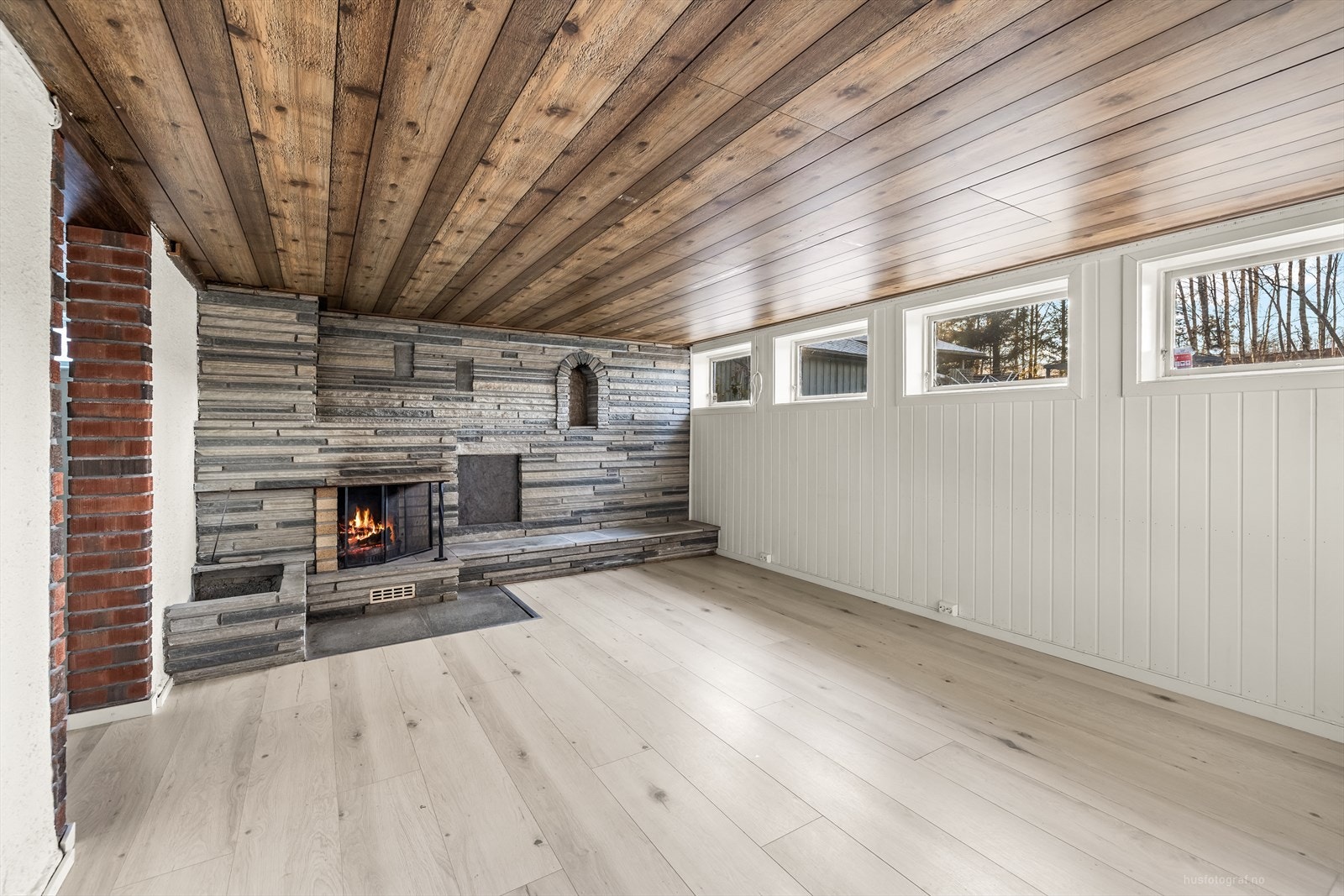 Innredet kjellerstue med koselig peis i kjelleren (Rommet er ikke godkjent). Galleribilde