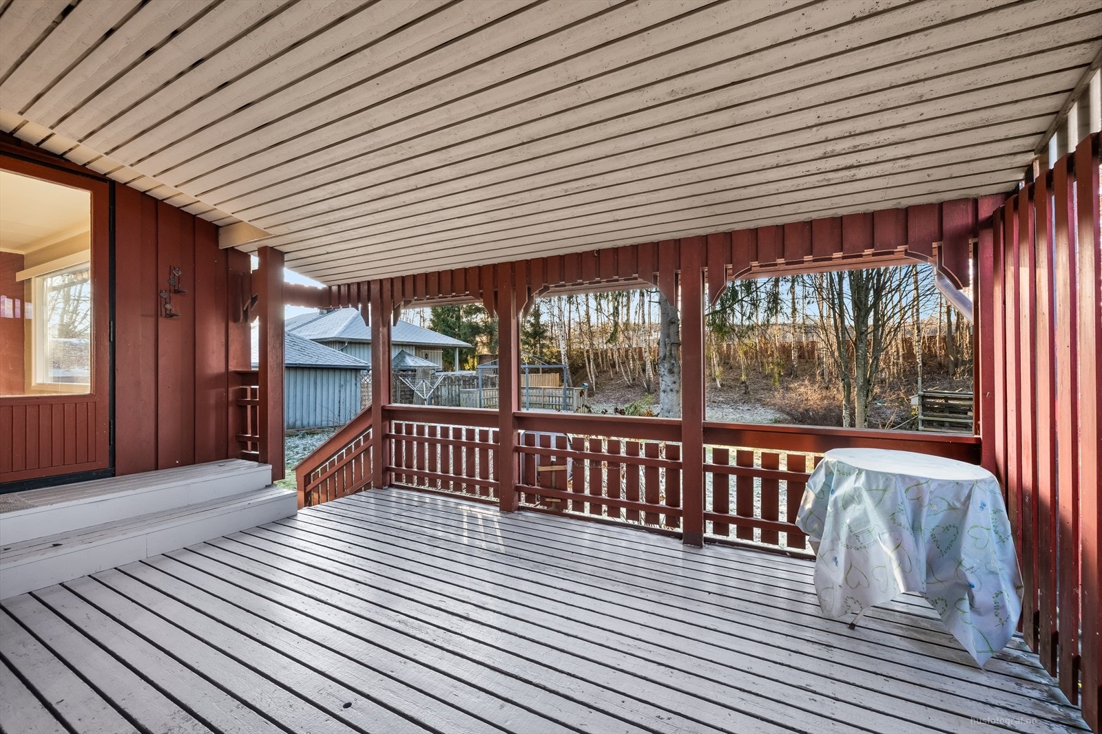 Romslig overbygget terrasse med plass til diverse utemøblement. Galleribilde