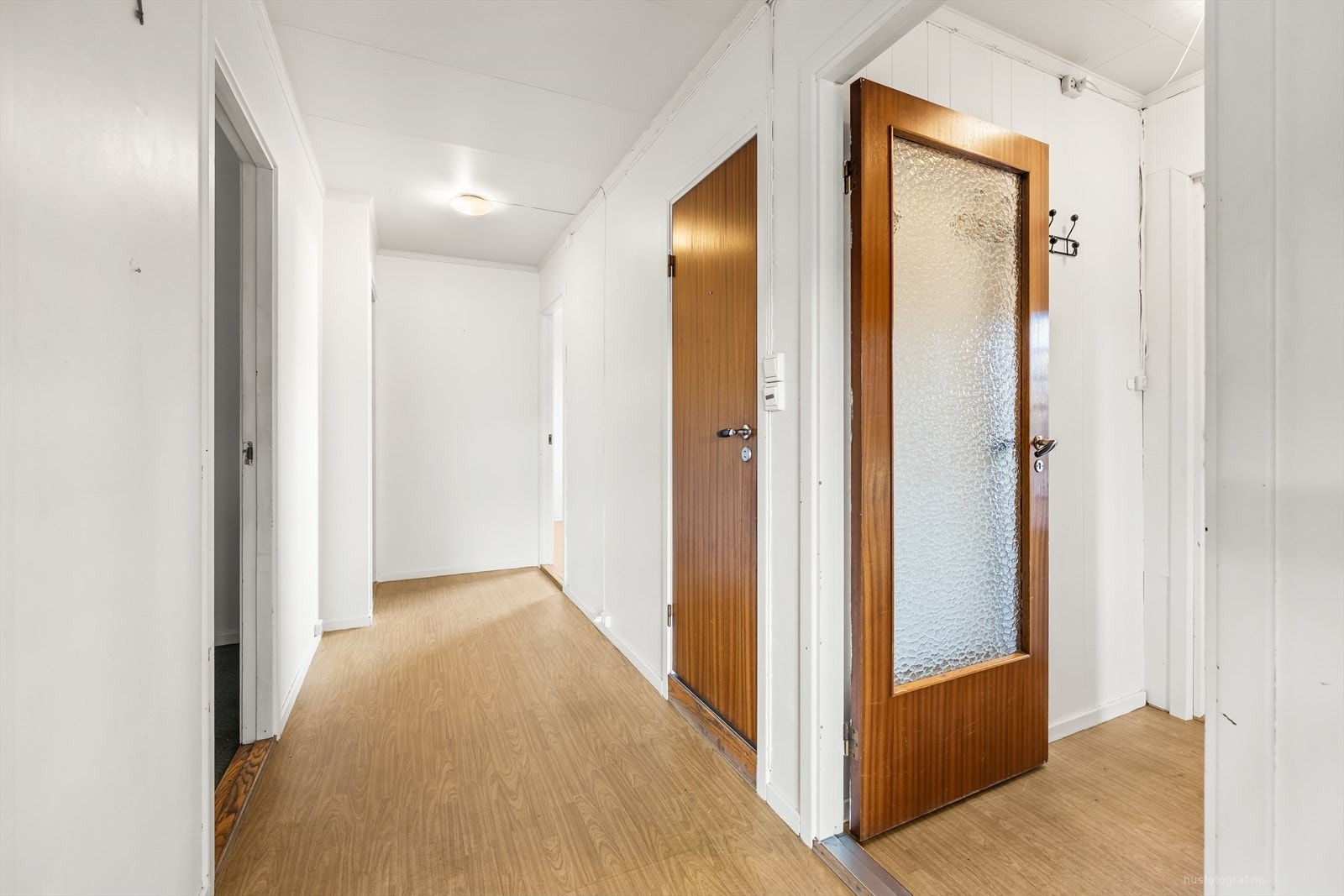 Boligen er å regne som et oppussingsobjekt innvendig og utvendig. Galleribilde