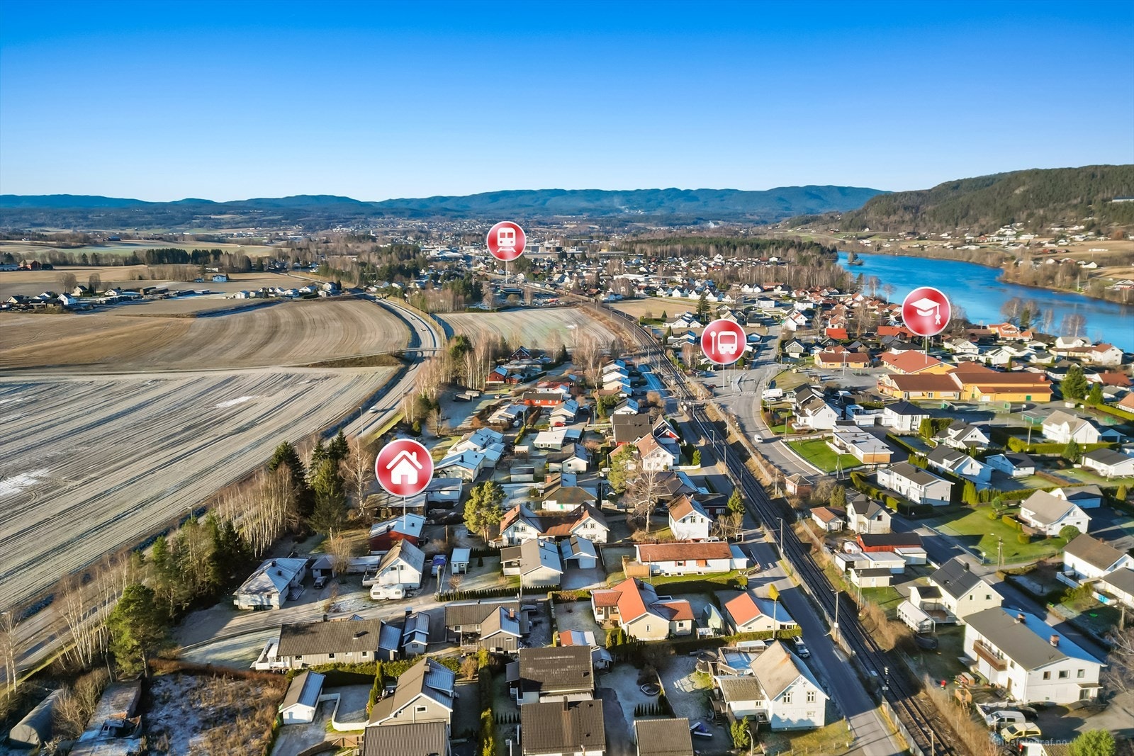 Boligen har en rolig beliggenhet innerst i blindvei, i et barnevennlig område på Steinberg. Galleribilde