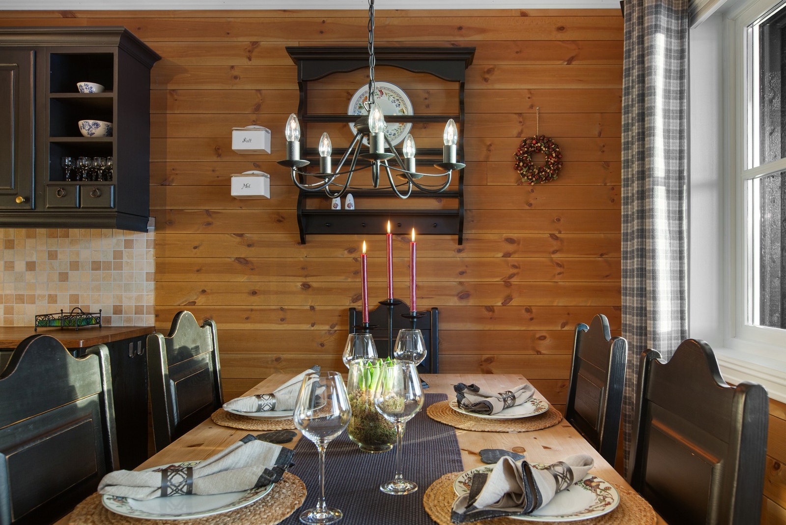 Plass for spisegruppe for små og store lag. Galleribilde