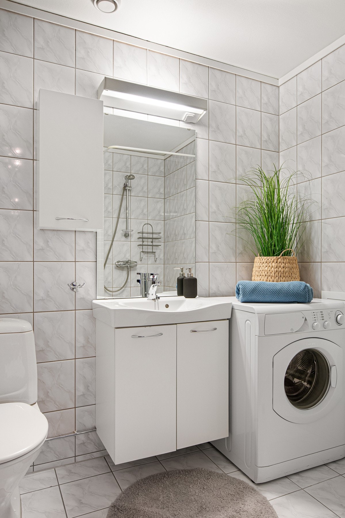 Bad 1 kombinert bad/vaskerom med servantinnredning, toalett og dusjnisje med forheng. Opplegg for vaskemaskin. Galleribilde